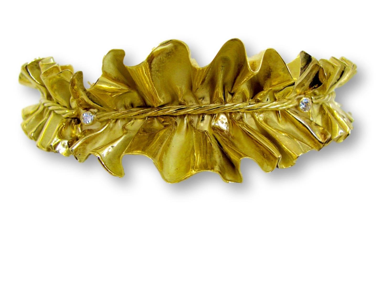 Anna Maria Cammilli hand made gold necklace. The Necklace, in the style of a Ruff Collar, fashioned in 18k yellow gold with both a mat and mirror finish. This fabulous piece of Artist- Jewelry appears to be an early work by Cammilli who premiered