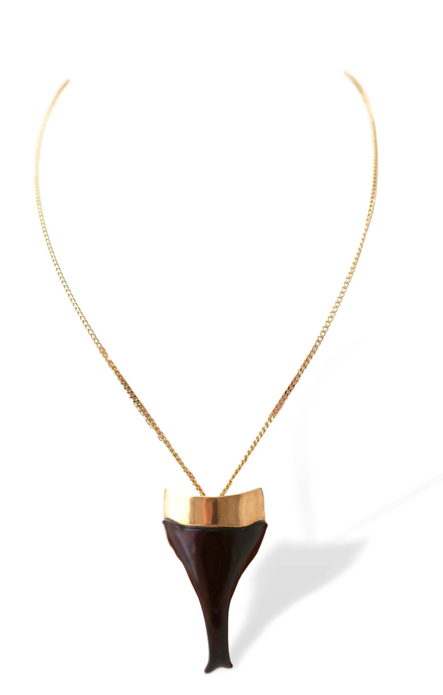 Goldene Skarabäus-Käfer-Halskette:: um 1970. Eine sehr ungewöhnliche montiert Hercules Käfer Horn in 18k Gelbgold mit einer 18k Gelbgold 18 