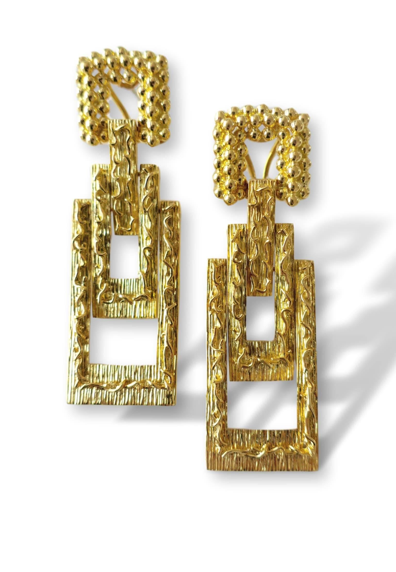 Substancial gold drop earrings. The 2 5/8