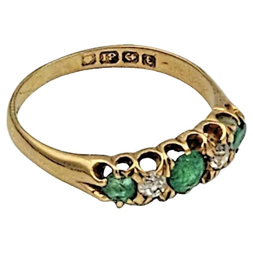 Émeraude et diamant en or jaune 18ct de l'époque édouardienne  Bague à cinq pierres
Nous proposons à la vente une bague classique en or jaune 18ct de style édouardien à cinq pierres. 
La pièce présente une séquence alternée de pierres précieuses en