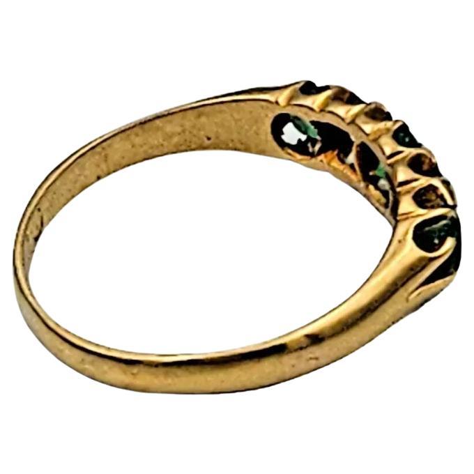 Bague édouardienne en or jaune 18 carats massif à cinq pierres, émeraude et diamant en vente 2