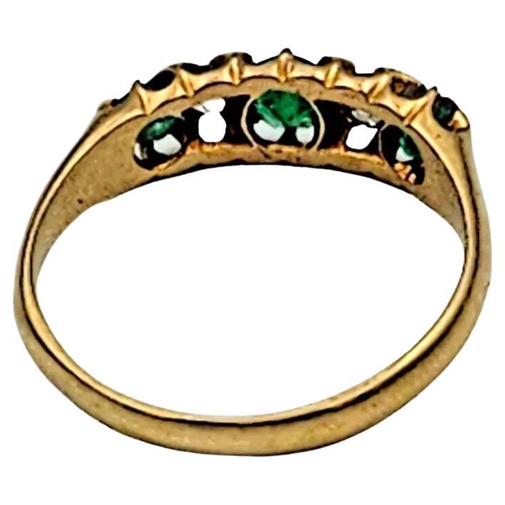 Bague édouardienne en or jaune 18 carats massif à cinq pierres, émeraude et diamant en vente 1