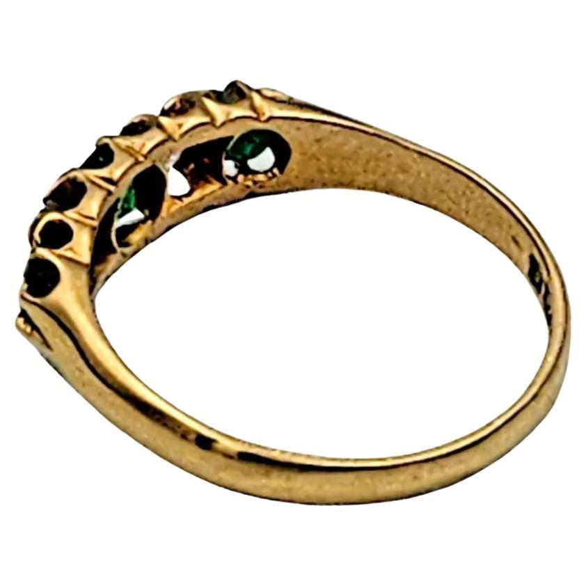 Bague édouardienne en or jaune 18 carats massif à cinq pierres, émeraude et diamant Unisexe en vente