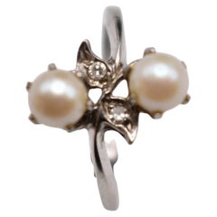Or blanc 14 carats vintage. Bague croisée perle de culture et diamant Taille O