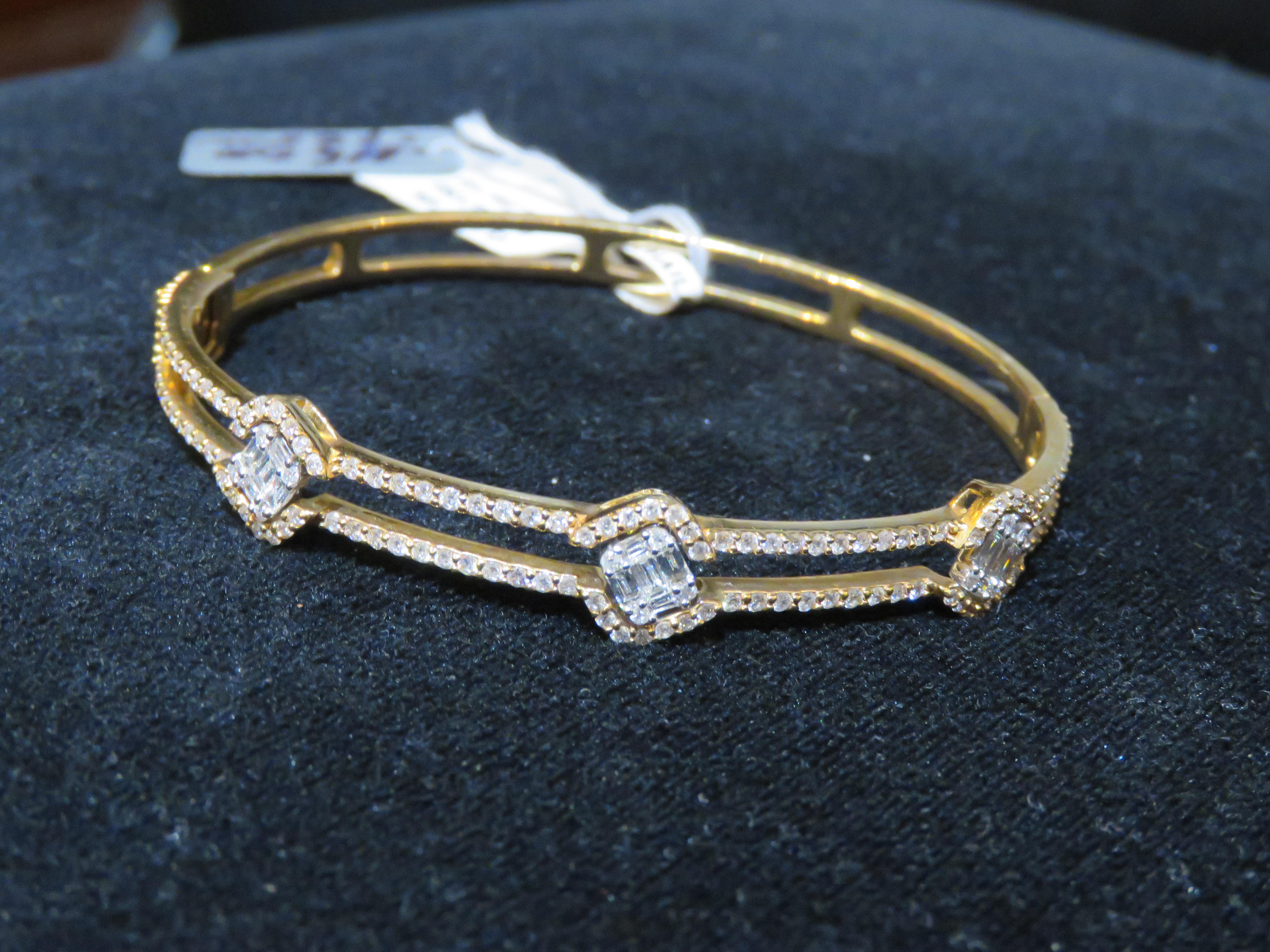 Taglio misto NWT $10, 500 Raro braccialetto in oro 18KT con diamanti a forma di baguette in vendita