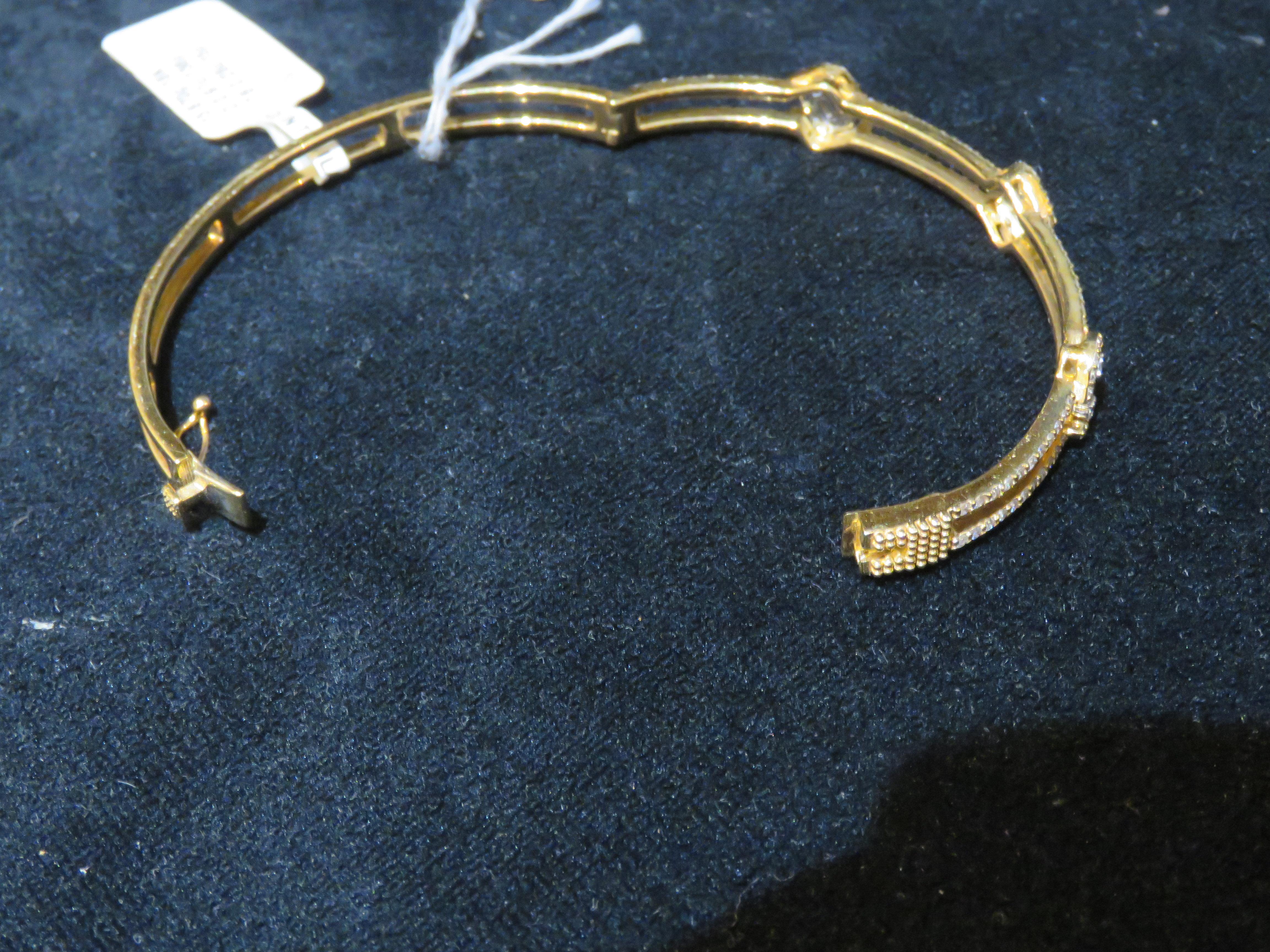 NWT $10, 500 Raro braccialetto in oro 18KT con diamanti a forma di baguette In condizioni Nuovo in vendita a New York, NY