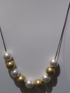 Collana vintage con fili in madreperla, oro, argento e argento sterling bianco