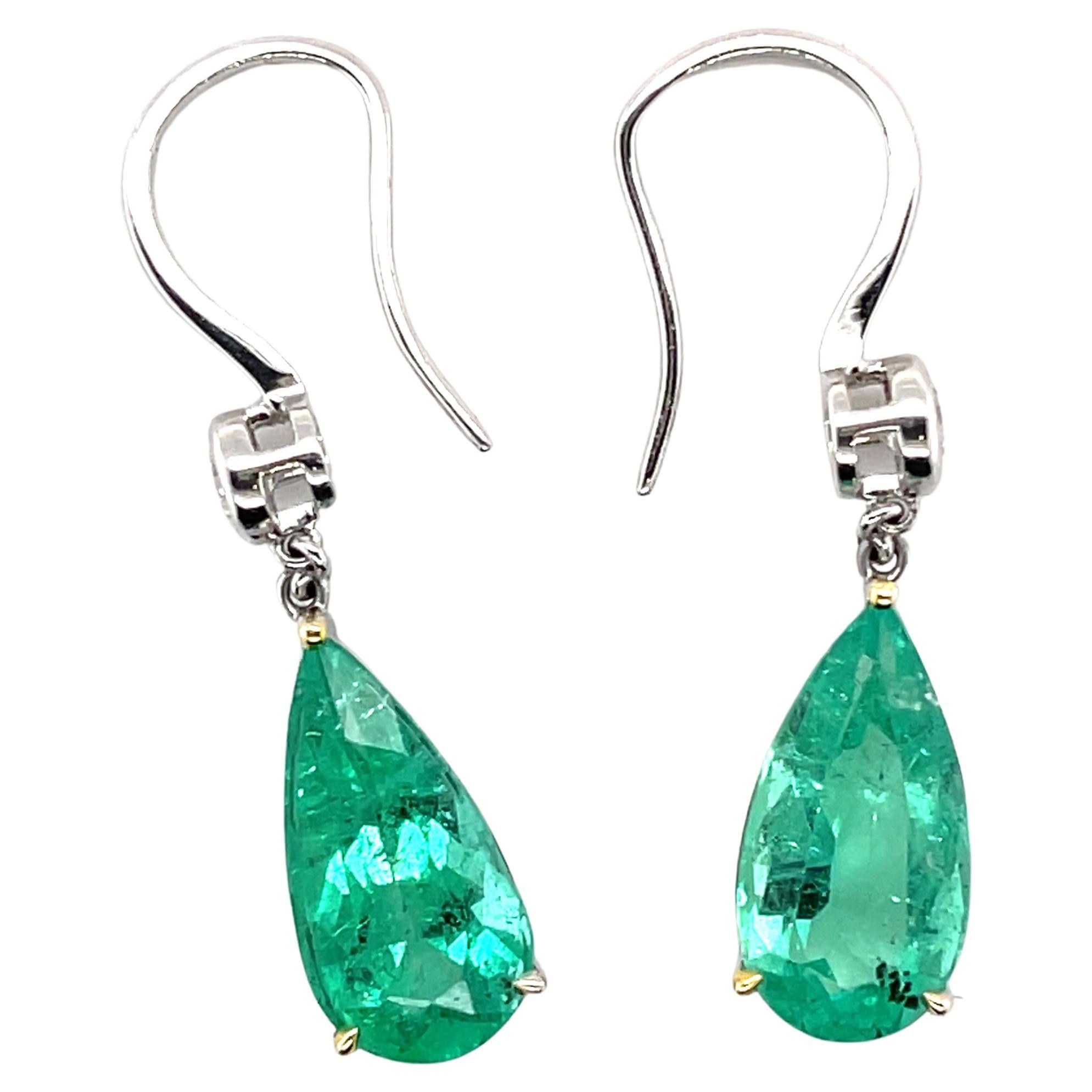 18CT White Gold Emerald and Diamond Earring In New Condition For Sale In Sydney, NSW