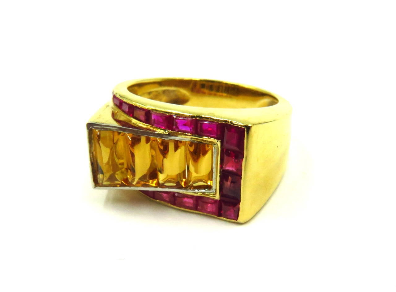 1940s Retro Citrine Ruby Gold Stylized Buckle Motif Ring In Excellent Condition For Sale In Palm Beach, FL