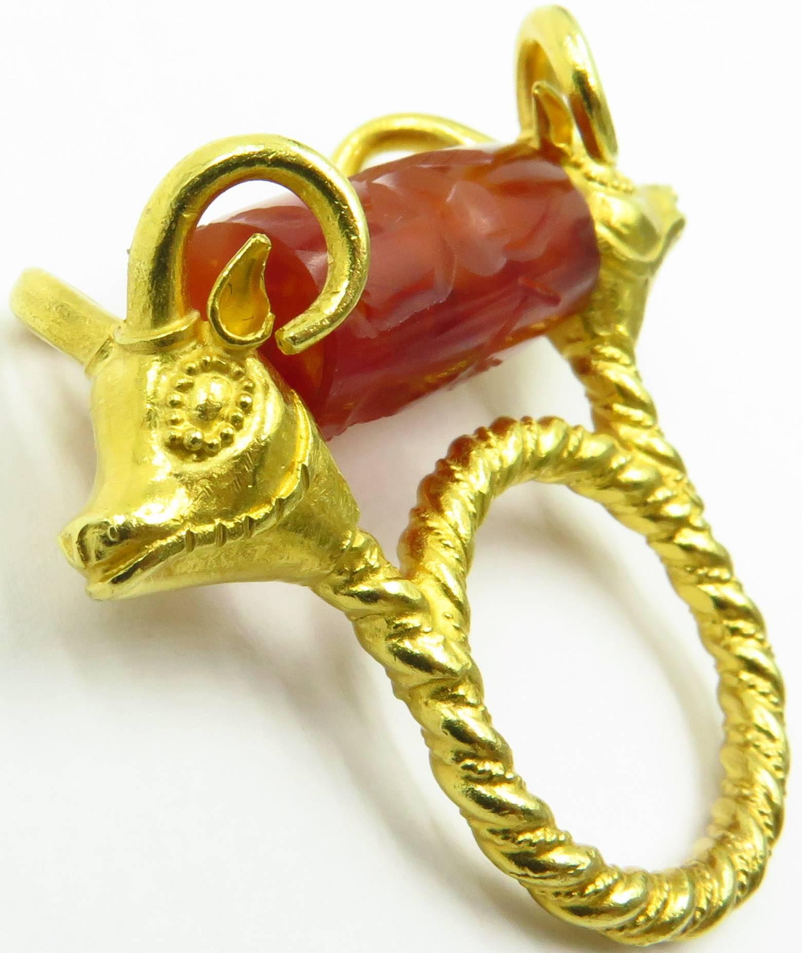 Antique Spinning Carved Carnelian Gold Ram Heads Ring In Excellent Condition In Palm Beach, FL