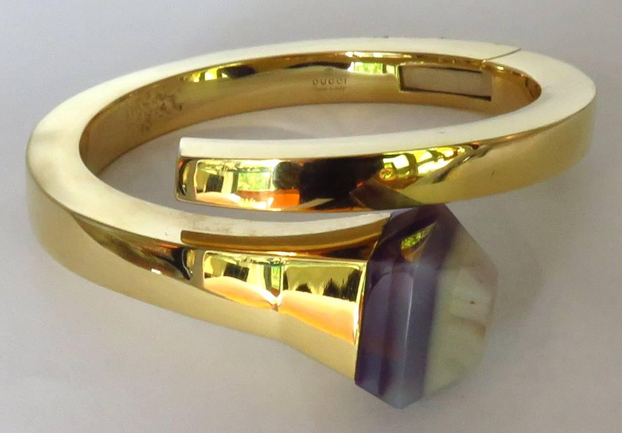 This incredible Gucci hinged crossover 18K bangle bracelet is so chic & so comfortable to wear!!! The amazing purple and white large banded agate finishes this elegant bracelet in dramatic style.  It easily accommodates a large wrist with its 7 inch