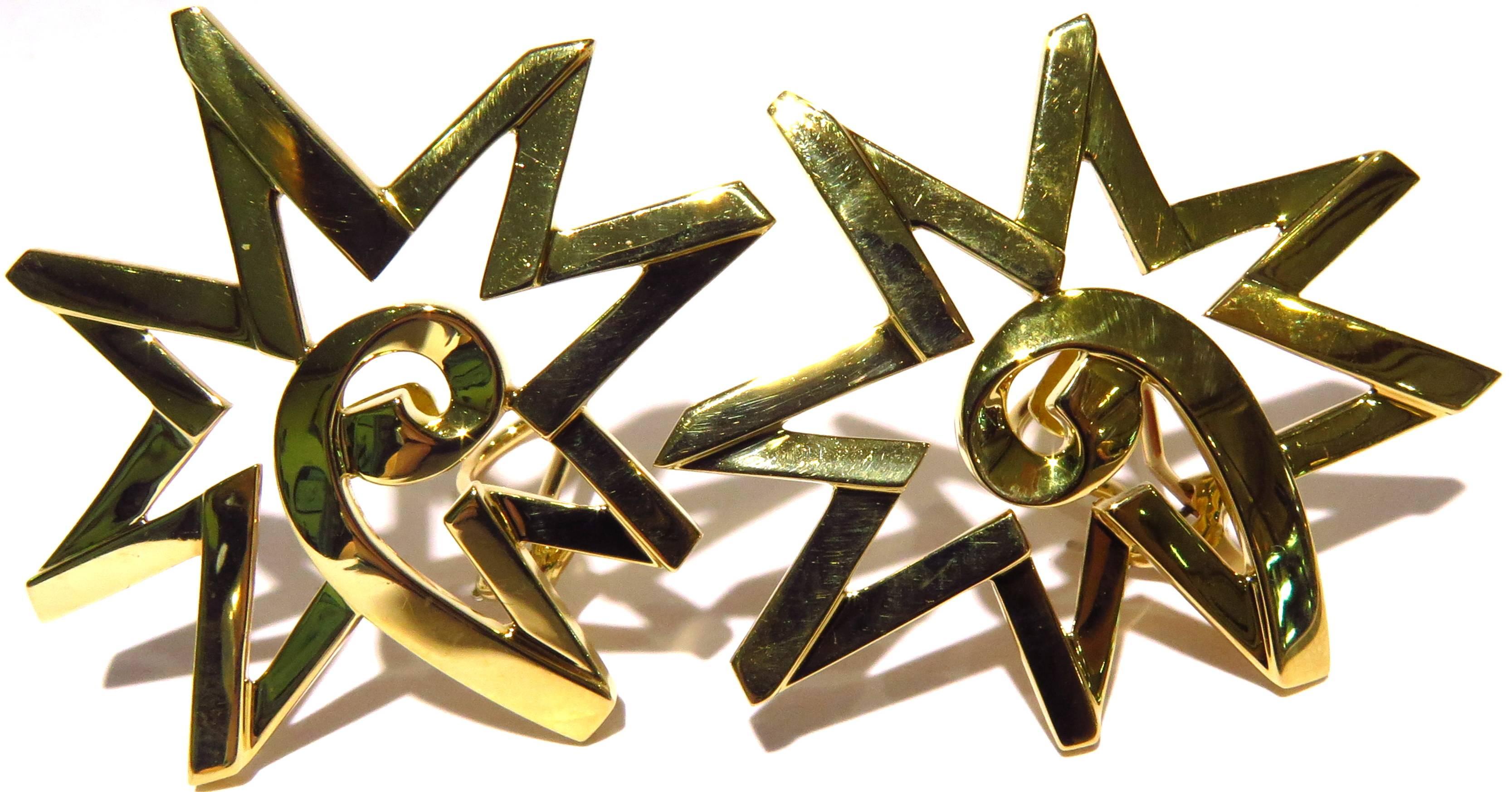 Stunning Paloma Picasso Tiffany & Co. Huge Star Motif Gold Clip Earrings In Excellent Condition In Palm Beach, FL