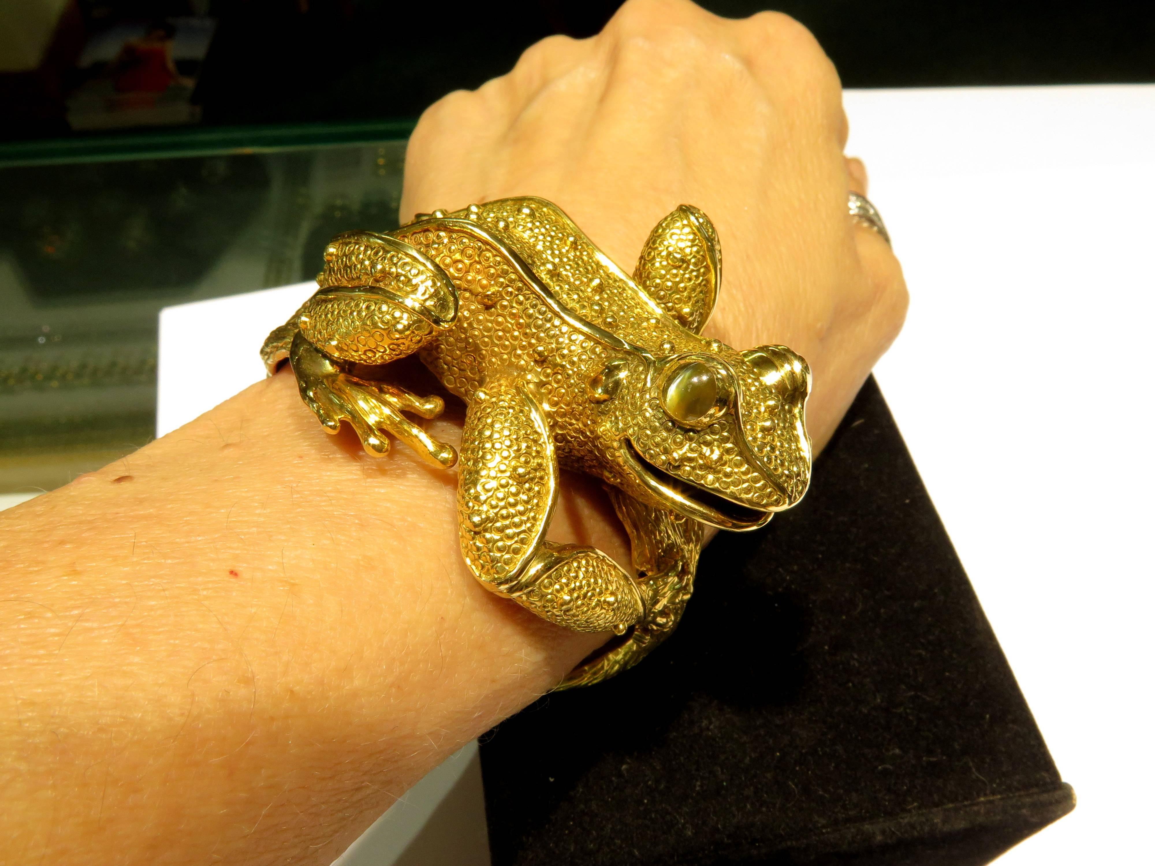 Craig Drake Colossal Chrysoberyl Cats Eye Gold Frog Hinged Bangle Bracelet In Excellent Condition In Palm Beach, FL