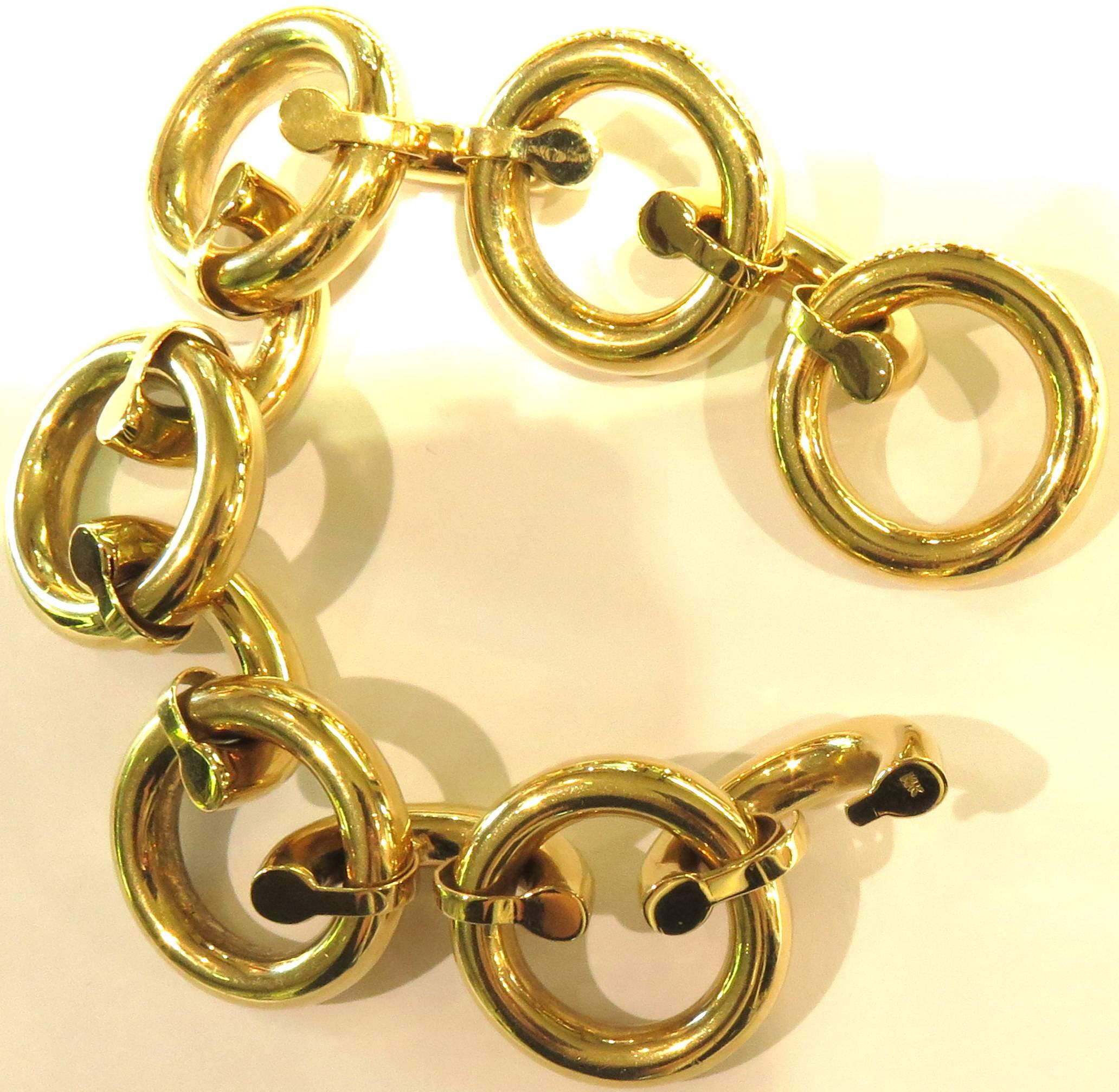 Circular Oversized Gold Links Bracelet In Excellent Condition In Palm Beach, FL