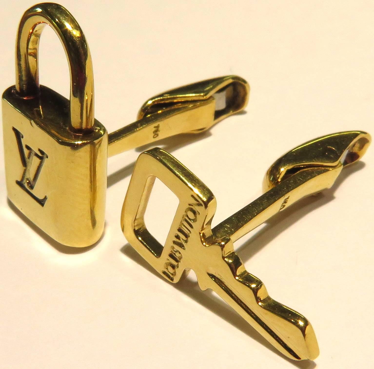 Louis Vuitton Gold Lock and Key Cufflinks In Excellent Condition For Sale In Palm Beach, FL