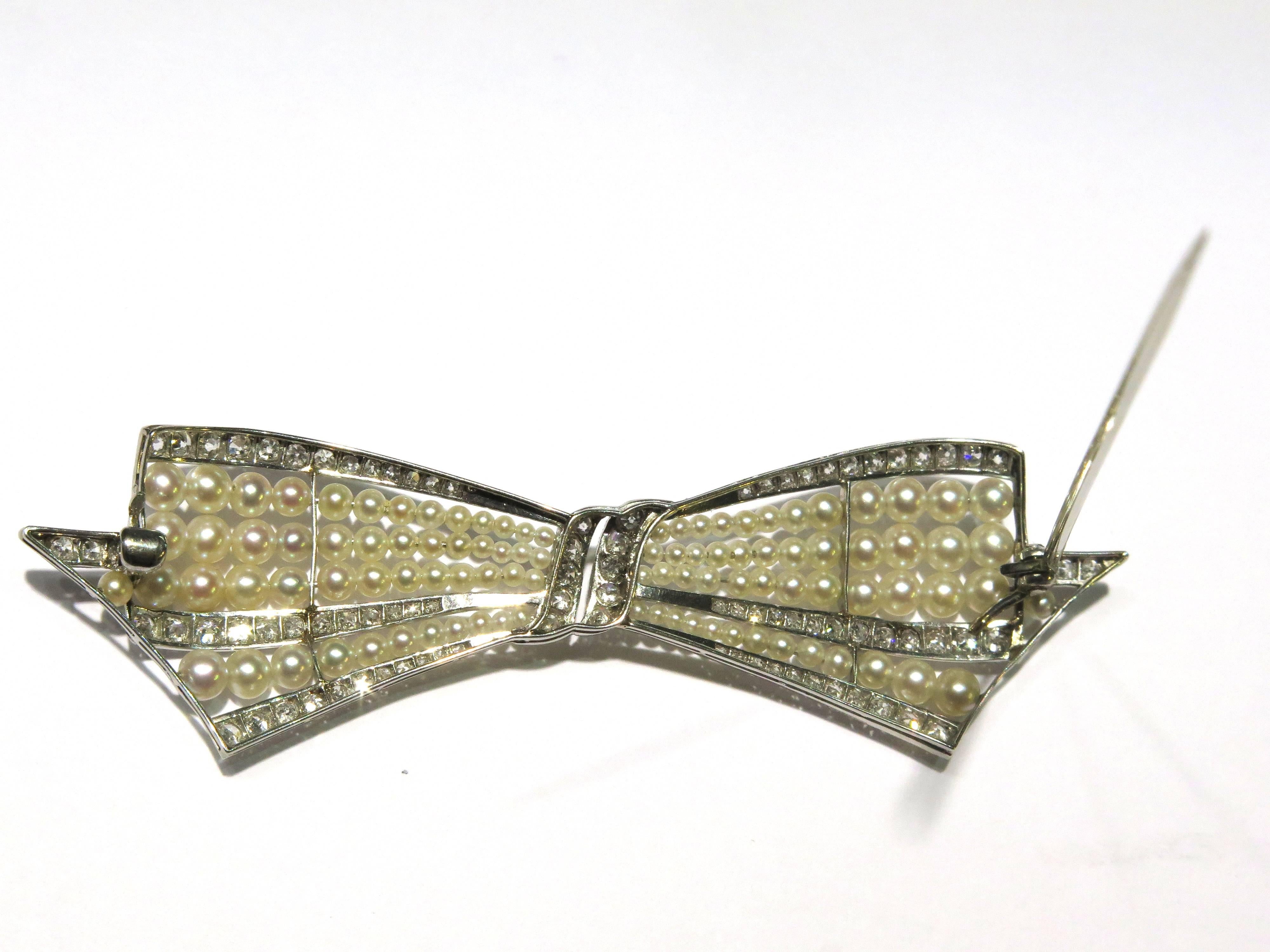 Women's or Men's Exquisite Art Deco Natural Pearl Diamond Platinum Bow Pin For Sale