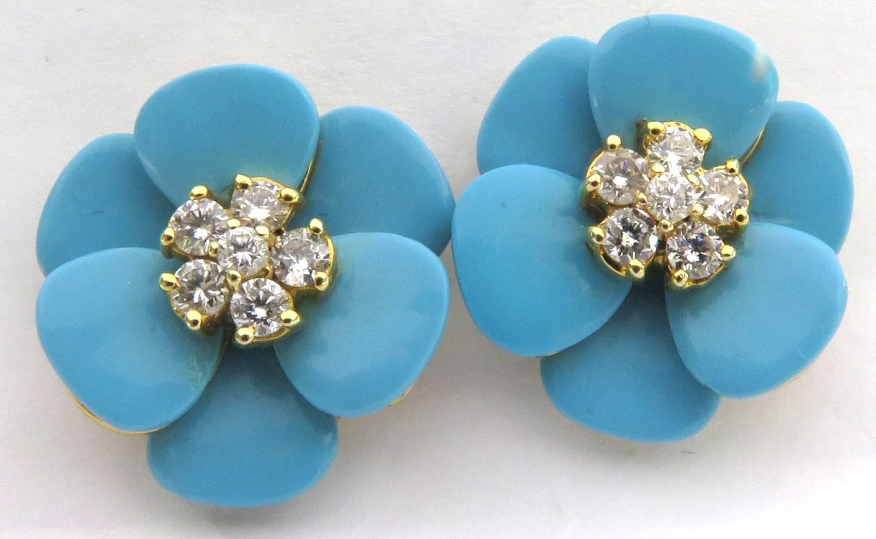 These beautiul turquoise 18k yellow gold earrings are so versitle, you will be able to wear them with anything. Each of these earrings contains 6 prong set diamonds. The diamond weight is approx .60ct total weight
Each earring measures 3/4 inch