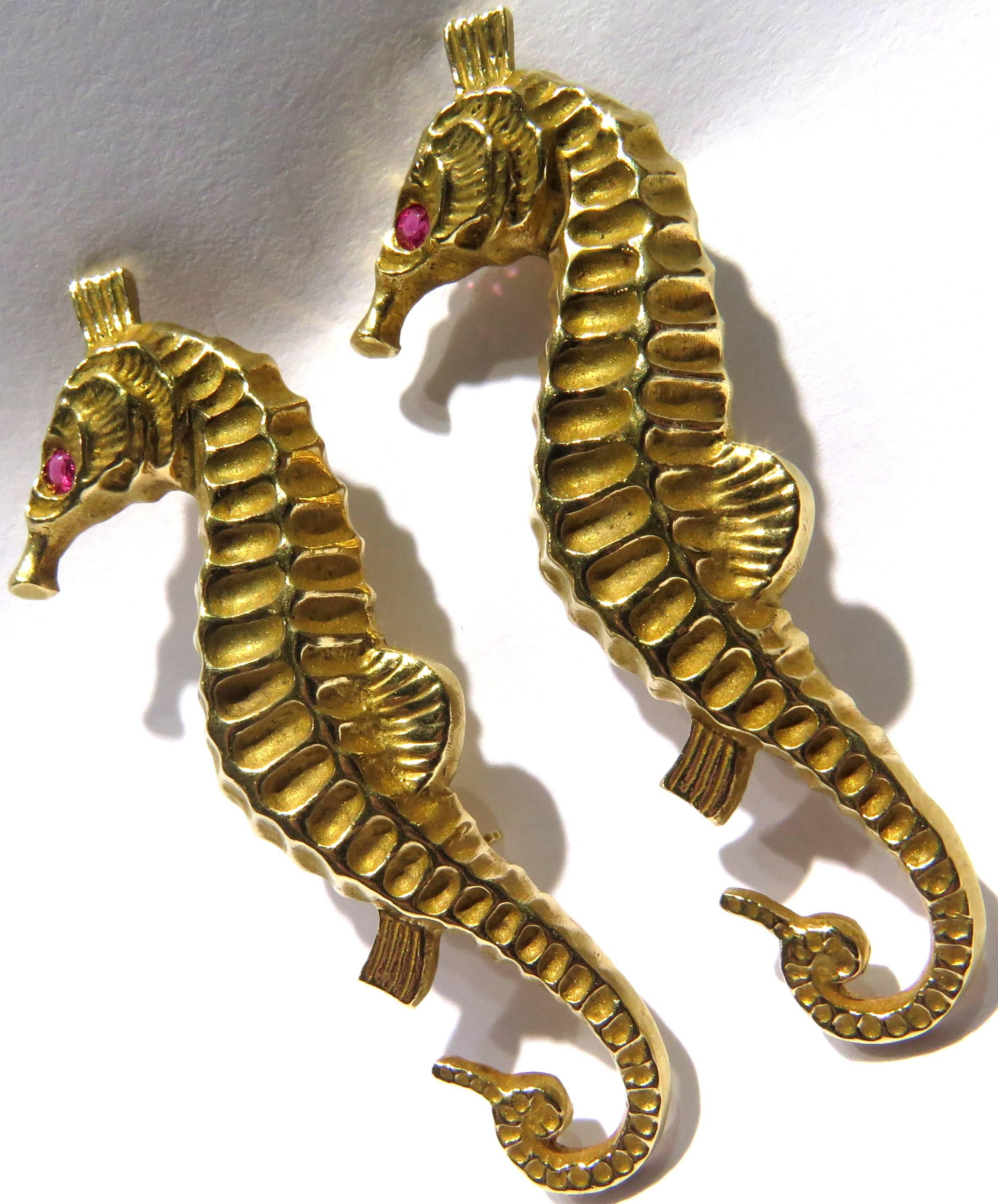 Two Realistic Seahorse Gold Pins with Ruby Eyes In Excellent Condition In Palm Beach, FL