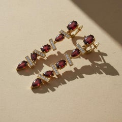 Orecchini pendenti moderni con granati dal design geometrico, argento, oro