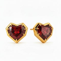 Orecchini a bottone con cuore geometrico e granato, argento, oro
