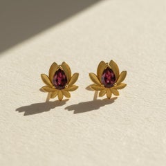 Ohrstecker mit Granat in Birnenform und Lotusblüten-Motiv, Silber, Gold