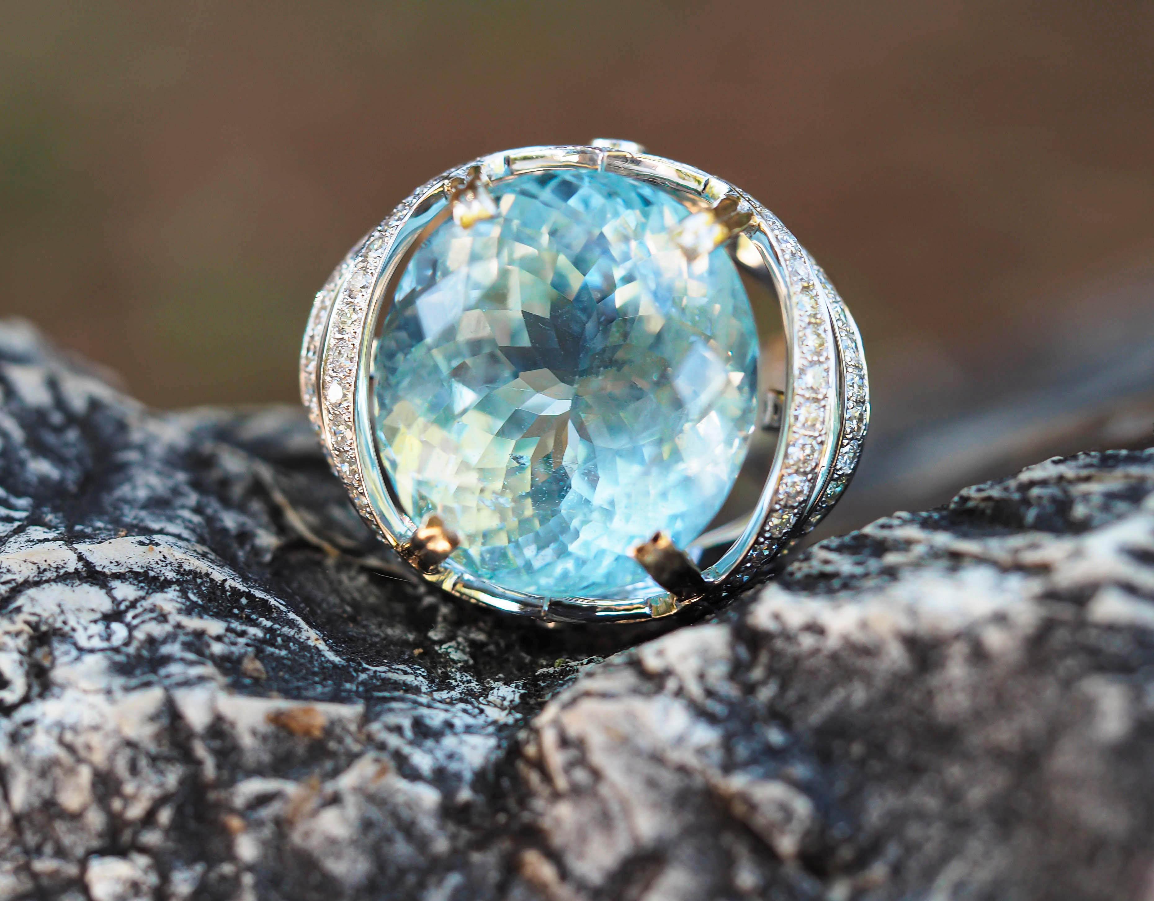 Certified ring with 25.50 ct aquamarine and diamonds
Weight: 17.12 g.
Gold - 18 kt gold

Central stone: Aquamarine
Cut: Oval
Weight: 25.50 ct.
Color: very pale blue
Clarity: Si

MSU (Moscow state gemmological lab) certificate D-279430 online
