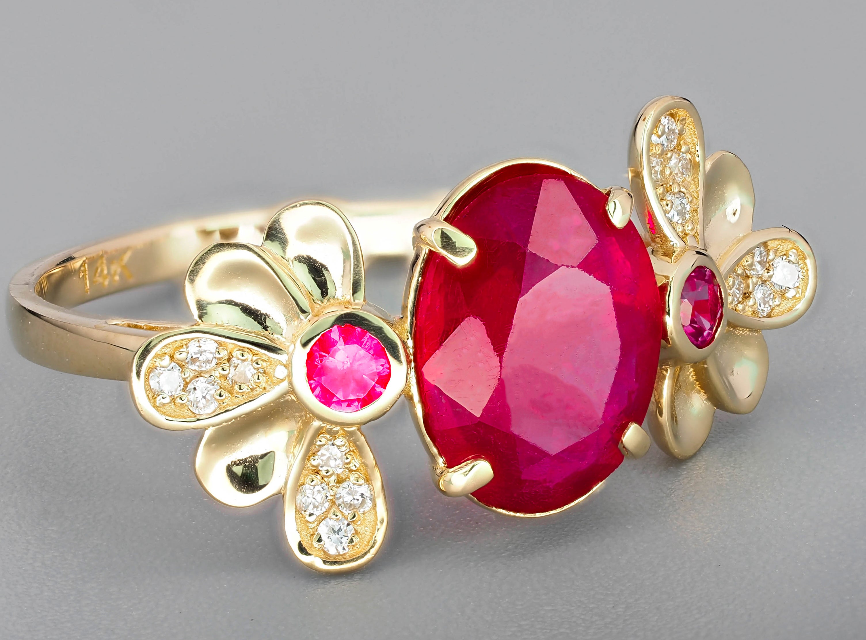 En venta: Anillo de Oro de 14 Kilates con Rubí y Diamantes. Anillo de rubí con diseño floral  2