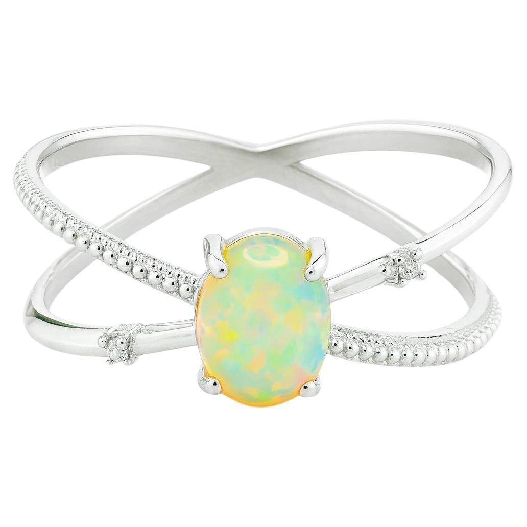 Anello in oro 14k con opale e diamanti.