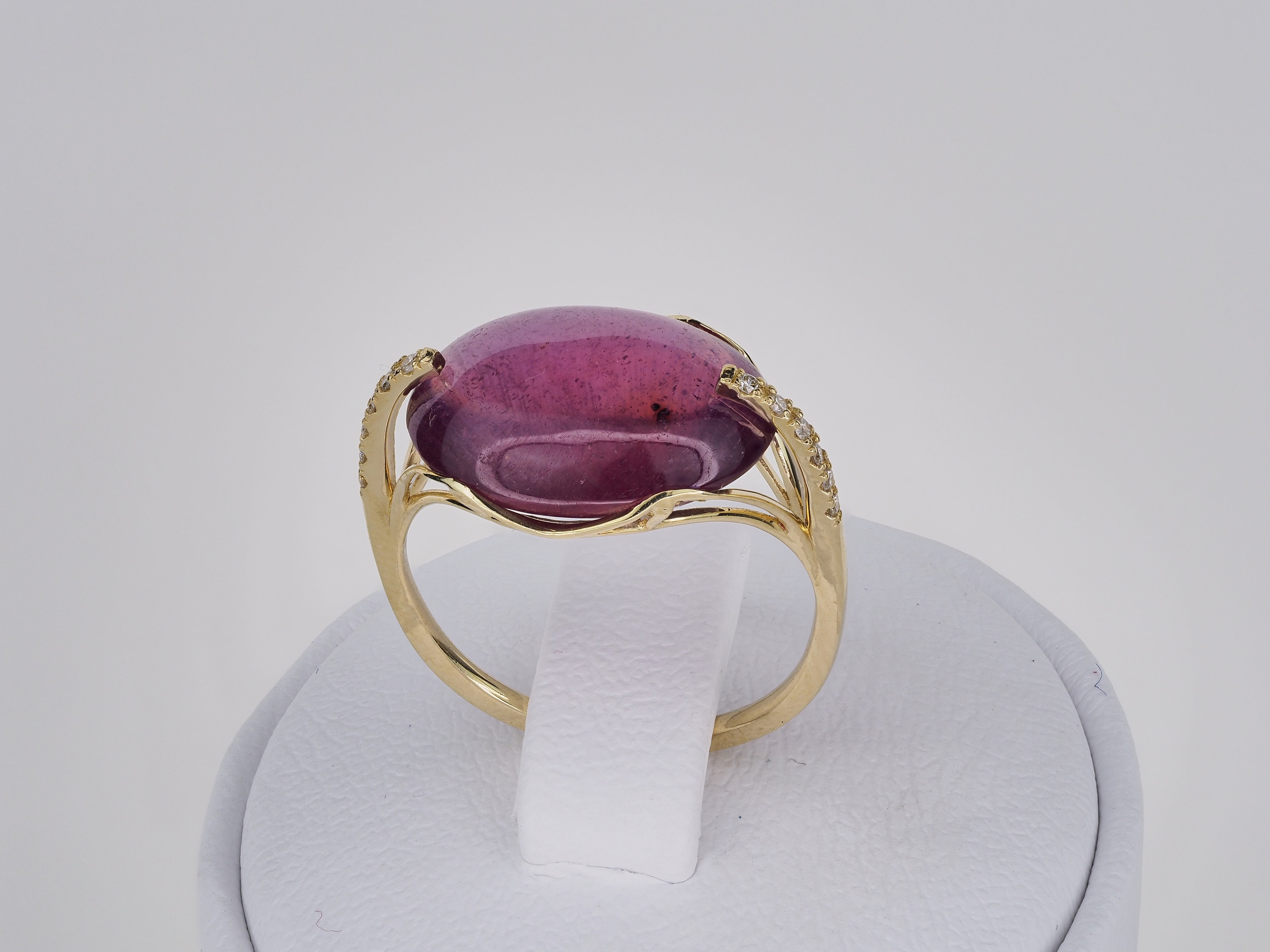 14 kt  gold ring with cabochon riby and diamonds
Weight: 3.15 g. 
14k yellow gold
Size: 17 (7 USA) - non resizable. 
Set with natural ruby, color - light purplish red.
Oval cabochon cut, 9 ct. in total,  11.55х15.33х4.46 mm.
Clarity: Transparent