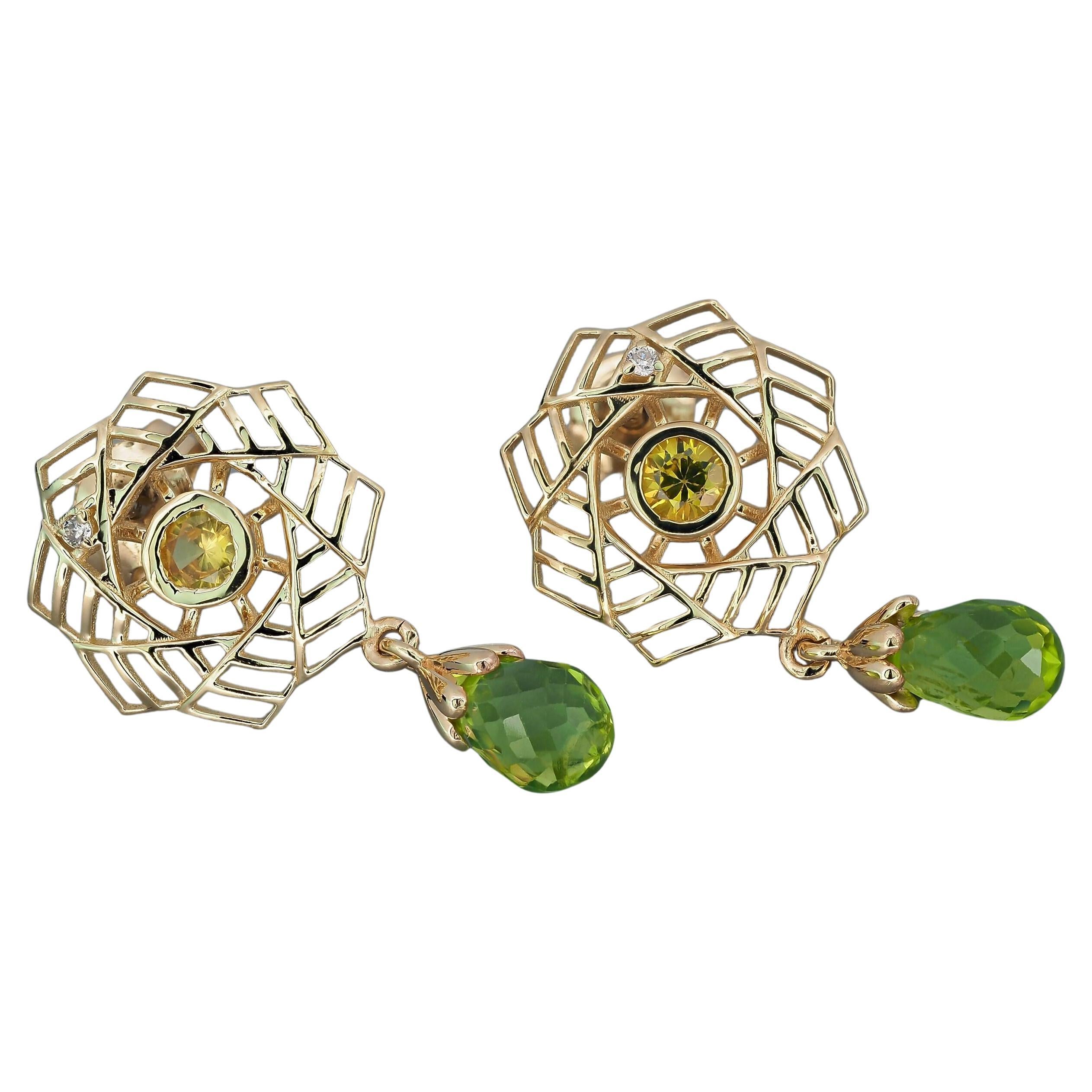 Boucles d'oreilles avec péridots, saphirs et diamants en vente