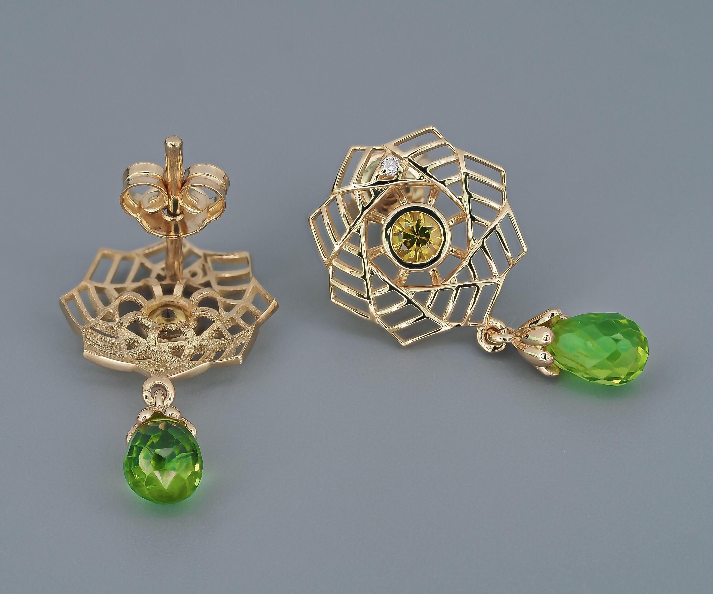 Moderne Boucles d'oreilles avec péridots, saphirs et diamants en vente