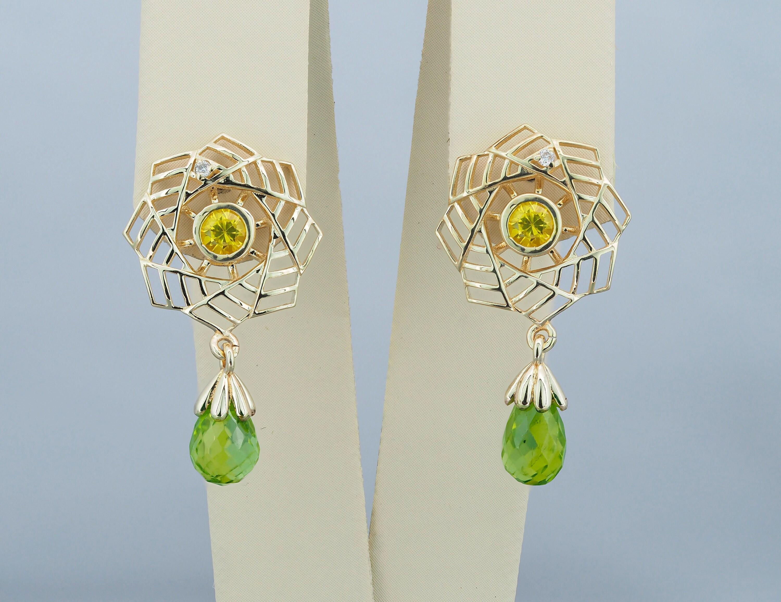 Boucles d'oreilles avec péridots, saphirs et diamants en vente 1