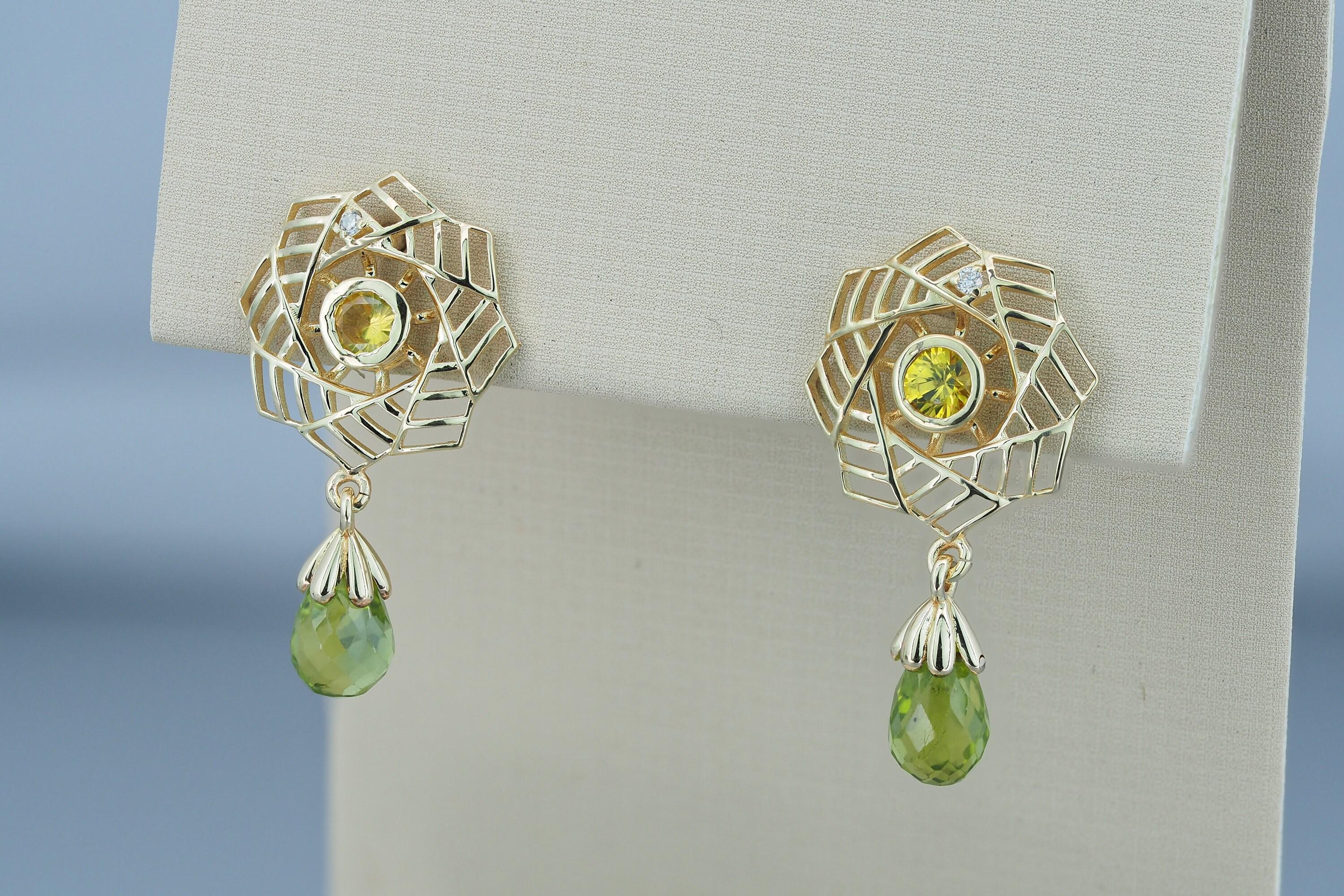 Boucles d'oreilles avec péridots, saphirs et diamants Pour femmes en vente