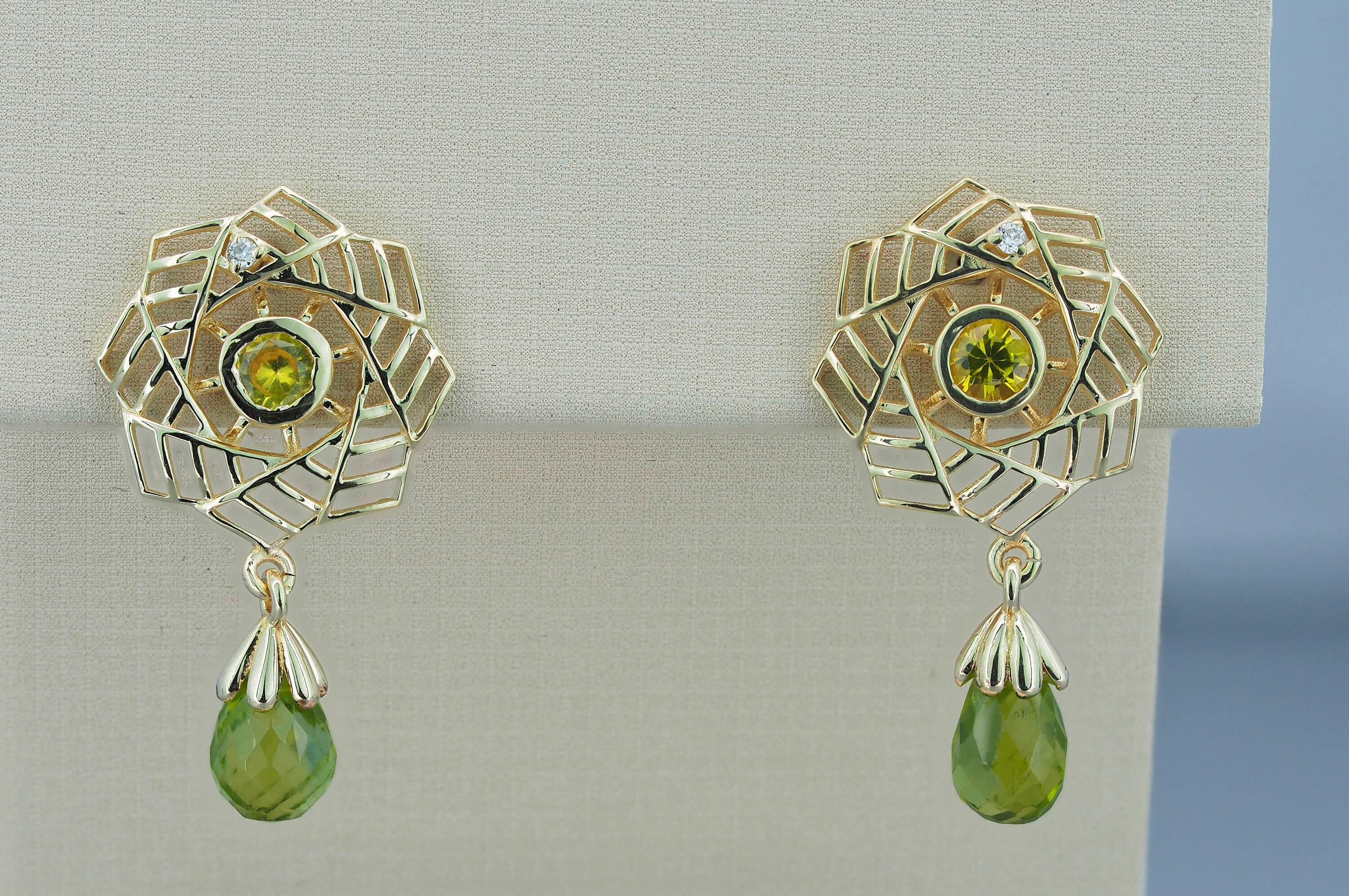 Boucles d'oreilles avec péridots, saphirs et diamants Neuf - En vente à Istanbul, TR