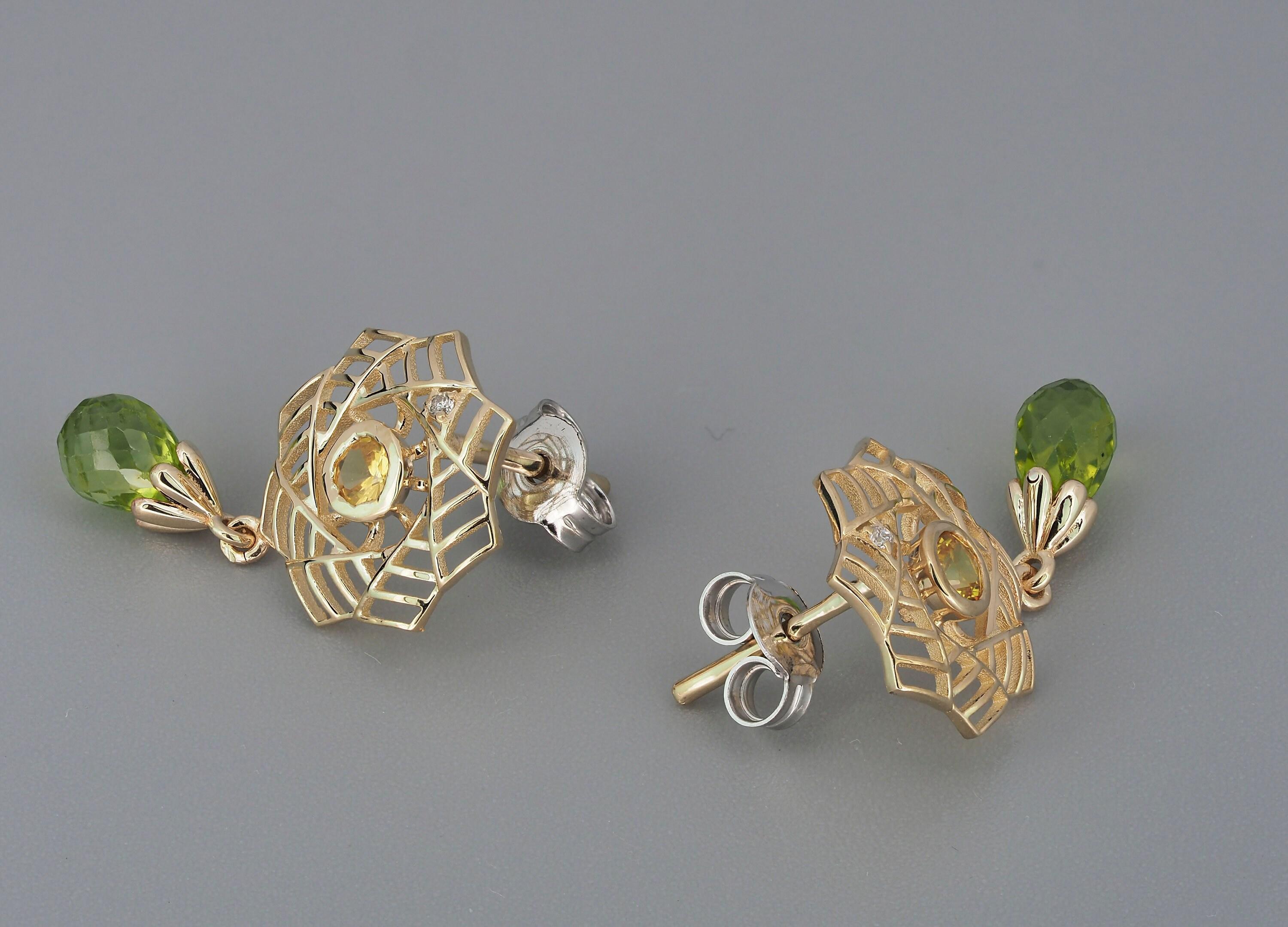 Boucles d'oreilles avec péridots, saphirs et diamants en vente 4