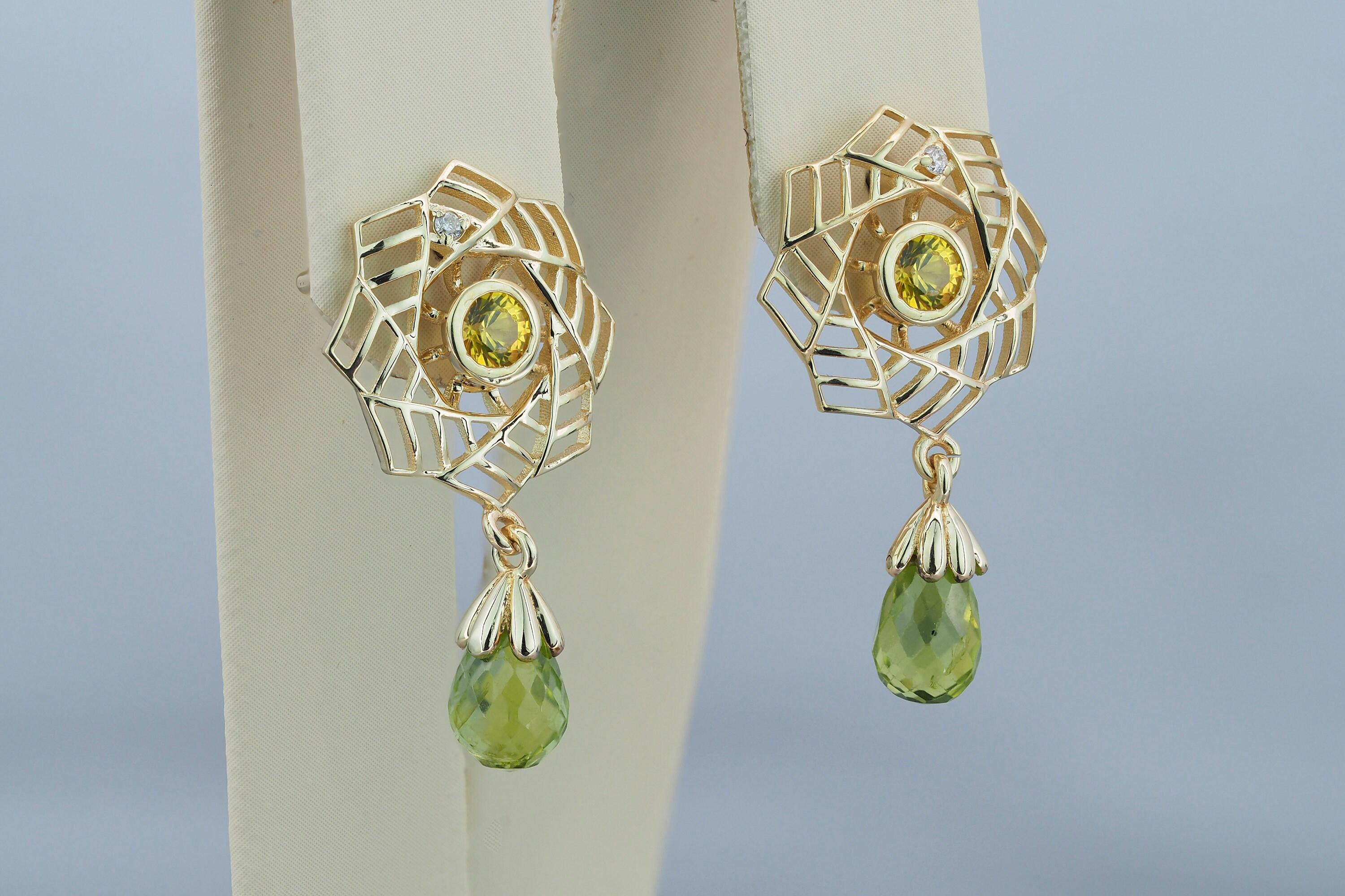 Boucles d'oreilles avec péridots, saphirs et diamants en vente 2