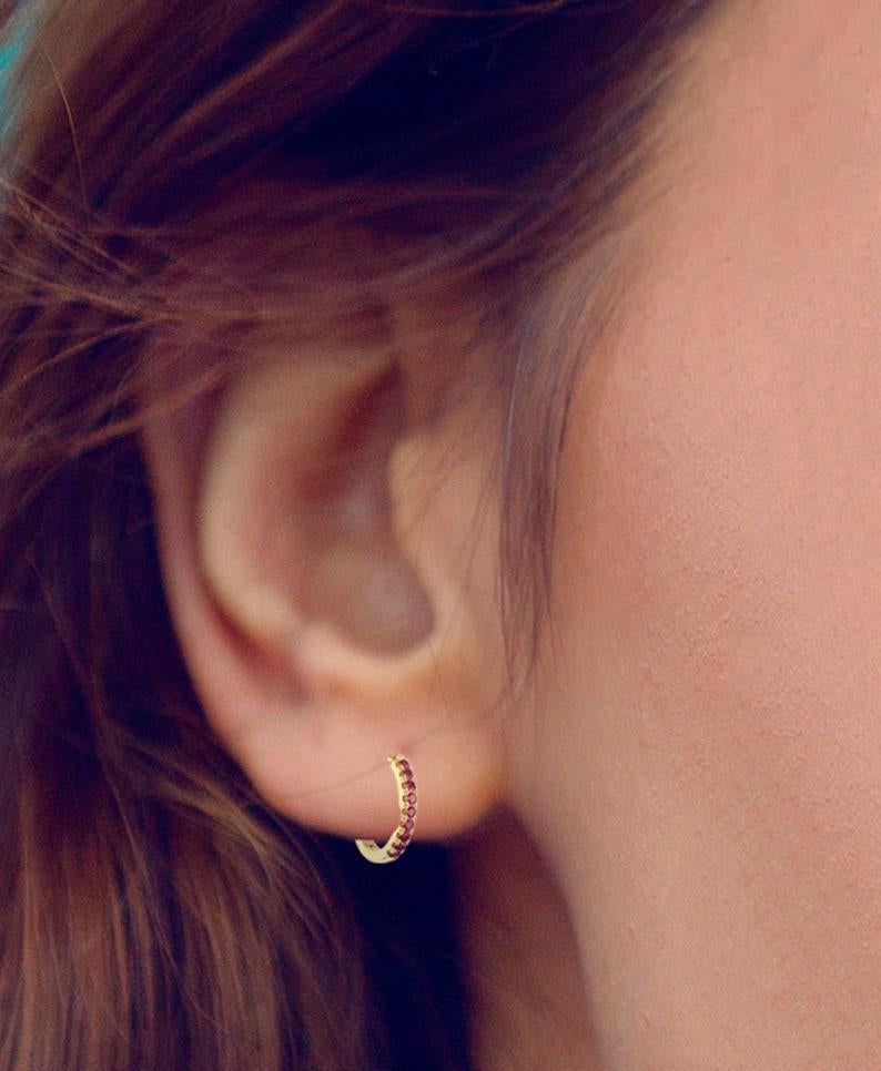 Orecchini a lobo 12 MM con rubino in vendita 2