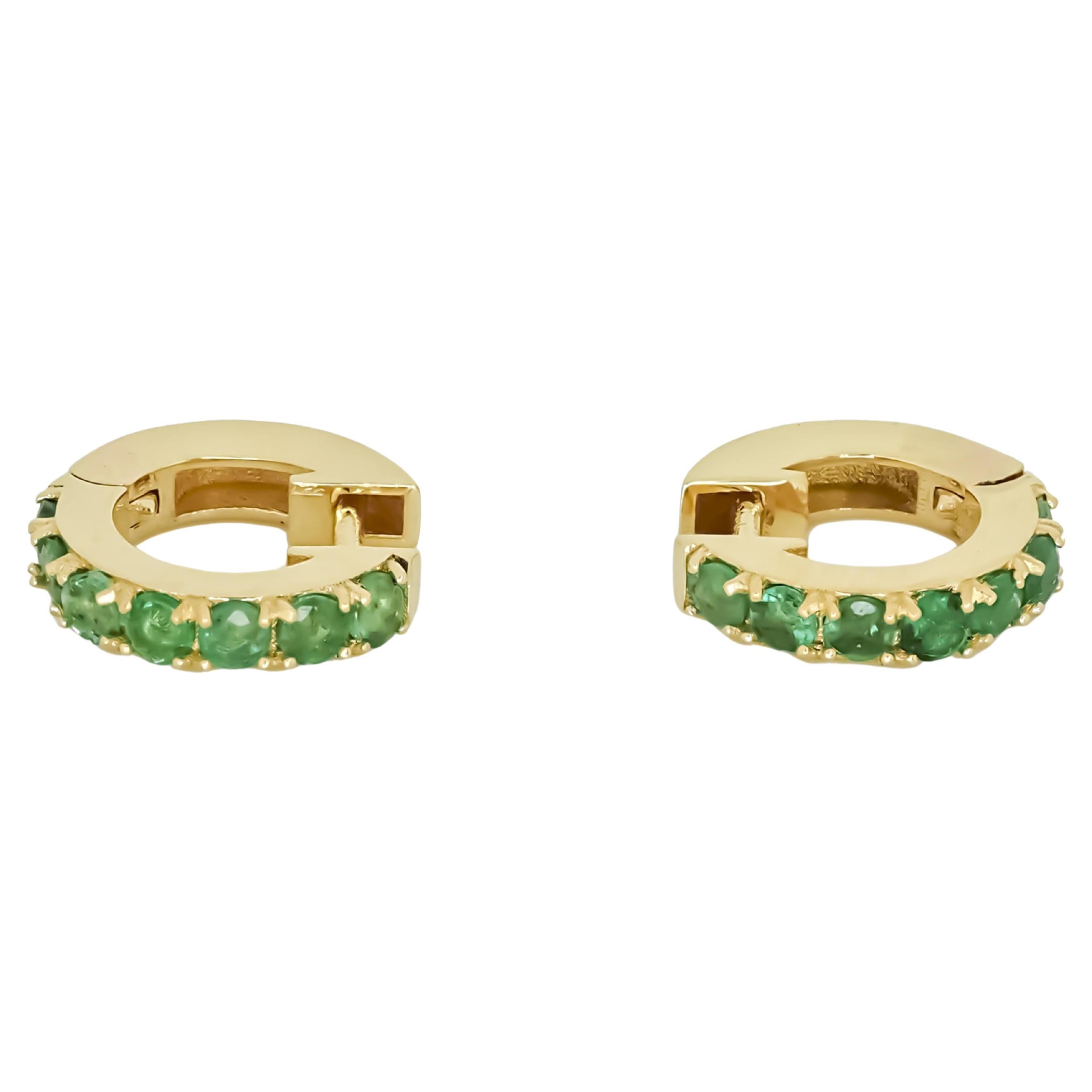 12 MM Orecchini Huggie di smeraldo, orecchini a cerchio con micropave di smeraldo in vendita