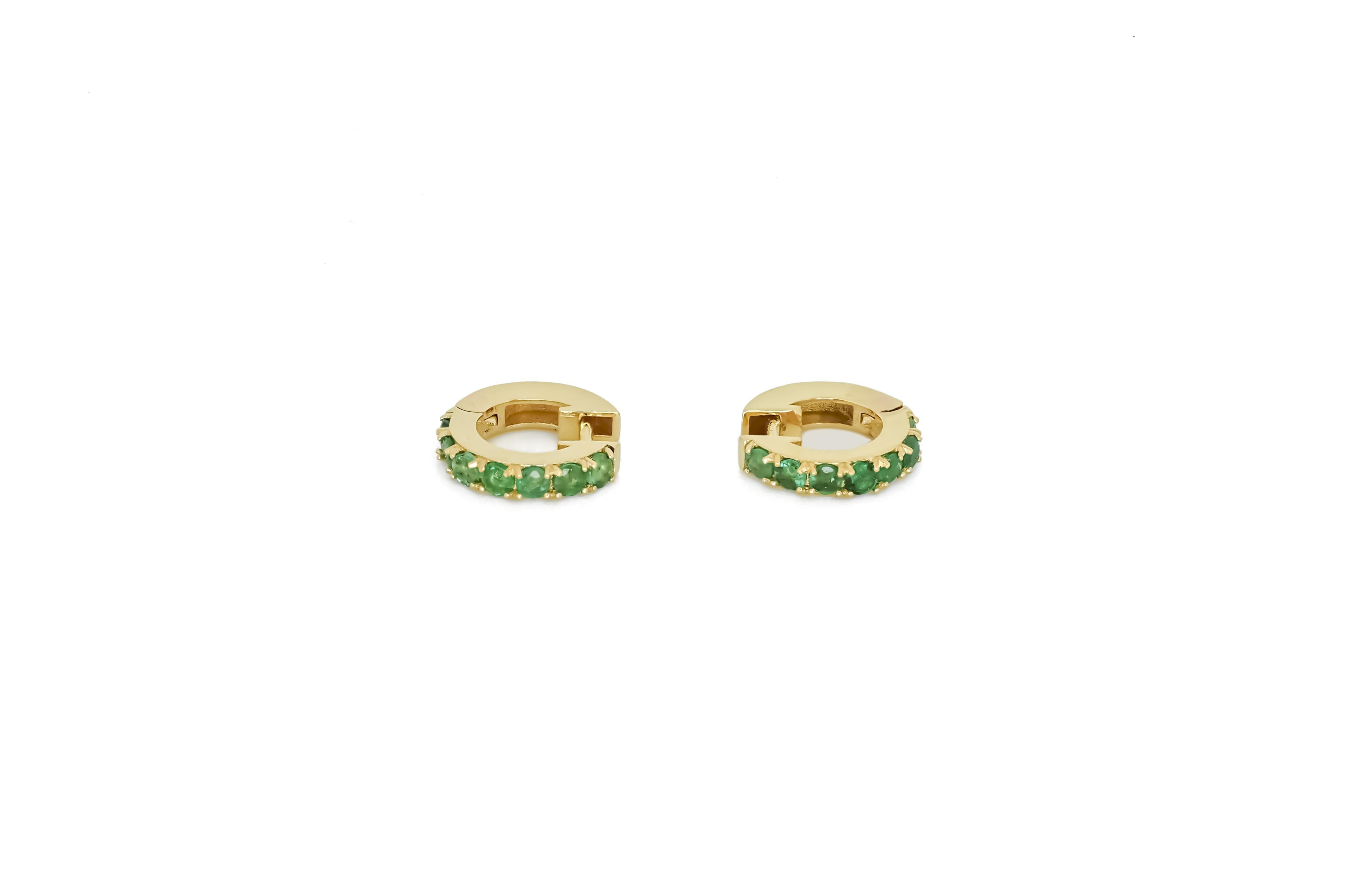 Orecchini Huggie di smeraldo in argento 925 da 12 mm, orecchini a cerchio con micropave di smeraldo. 

Metallo: argento 925
Dimensioni dell'orecchino:
Il diametro interno degli orecchini: 10MM
Il diametro esterno degli orecchini: 12MM
Peso: 2,2.