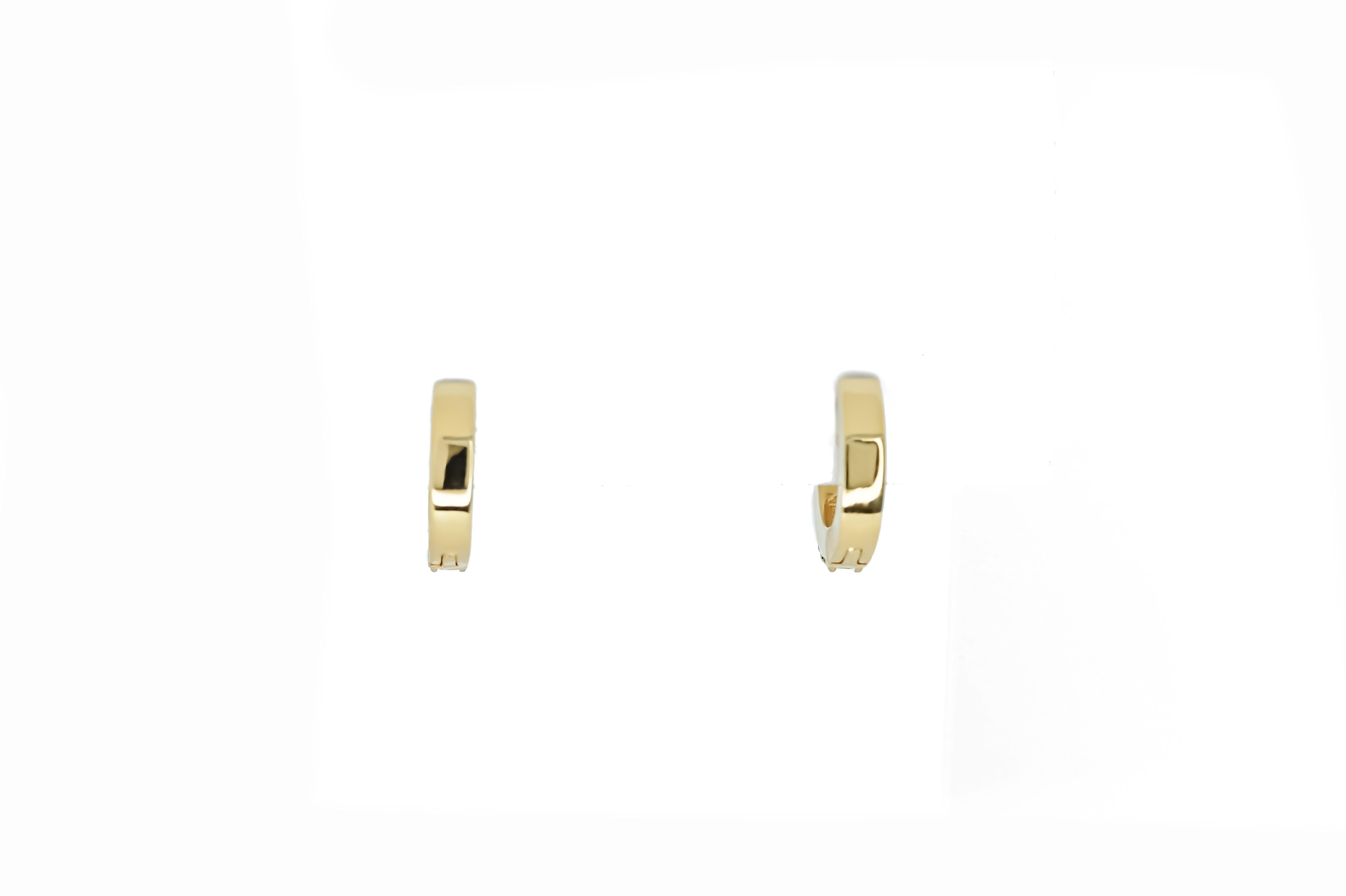 Donna 12 MM Orecchini Huggie di smeraldo, orecchini a cerchio con micropave di smeraldo in vendita