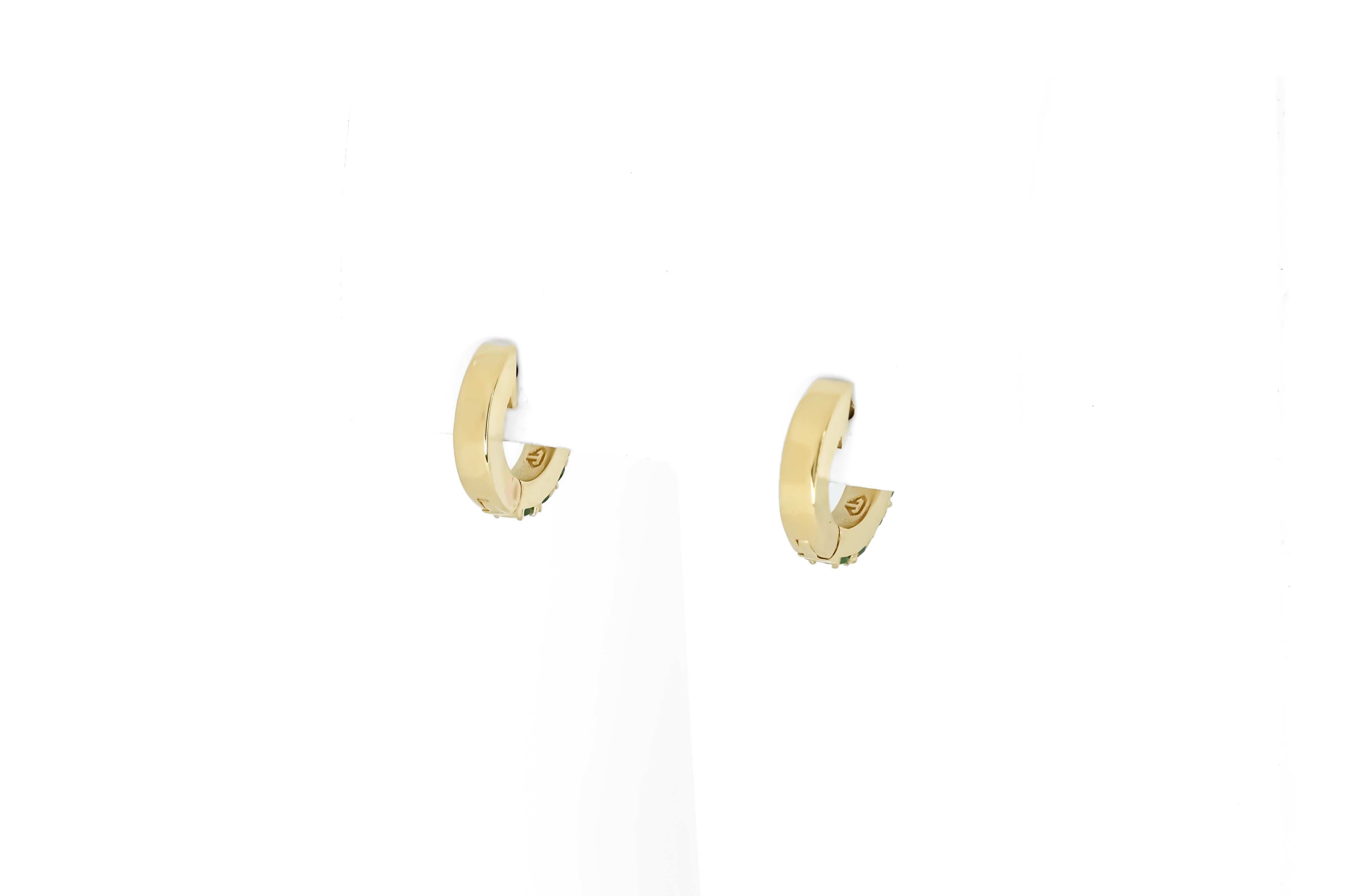 12 MM Orecchini Huggie di smeraldo, orecchini a cerchio con micropave di smeraldo in vendita 2