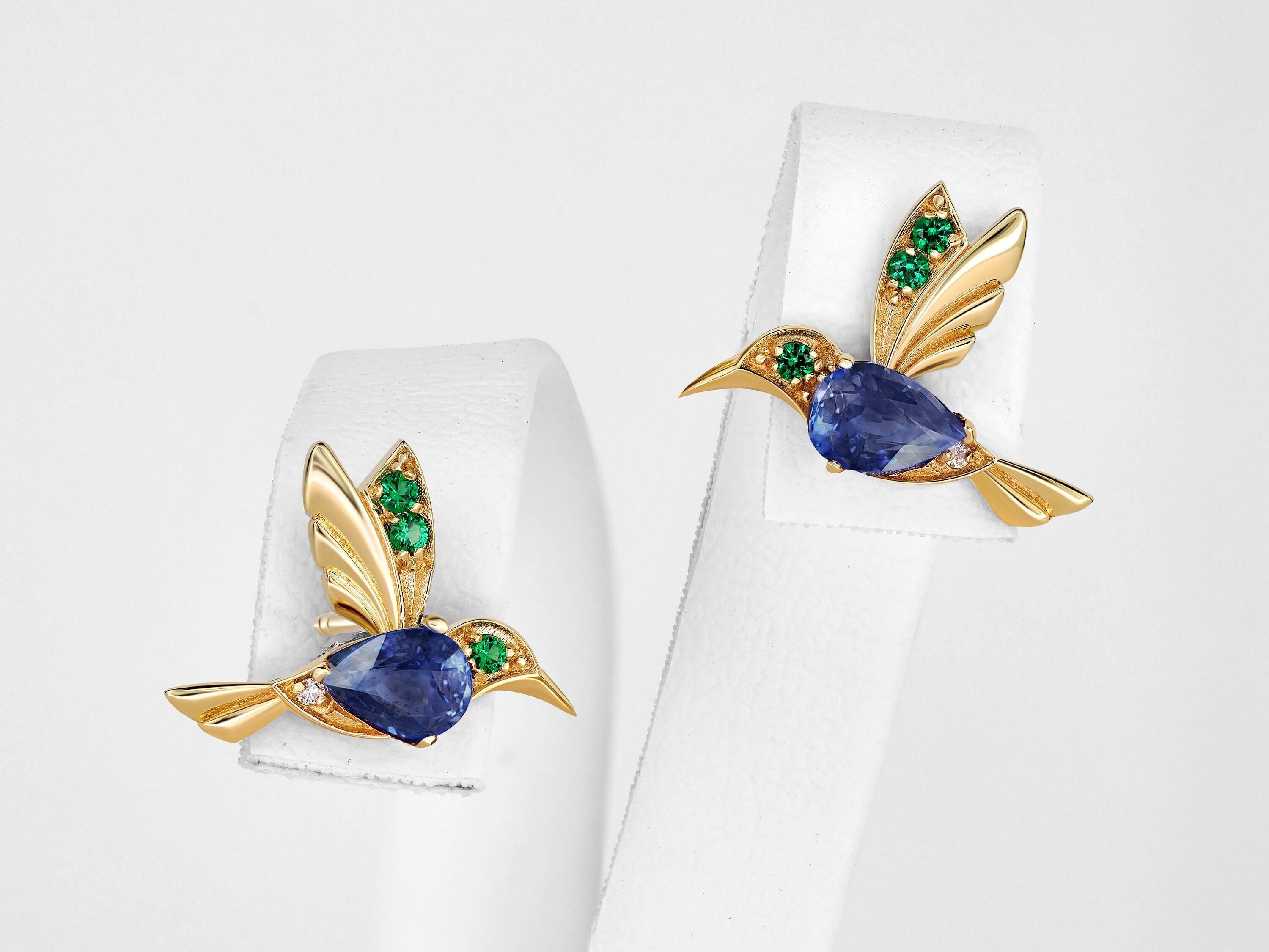 Orecchini colibrì in argento 925 con zaffiri.

Metallo: argento 925
Peso: 2.2 g.
Dimensioni: 11,73 x 15,85 mm.

Pietre centrali: Zaffiri autentici
Taglio: a pera
Peso: circa 1 ct.
Colore: blu
Limpidezza: Trasparente con inclusioni
Tsavoriti: taglio