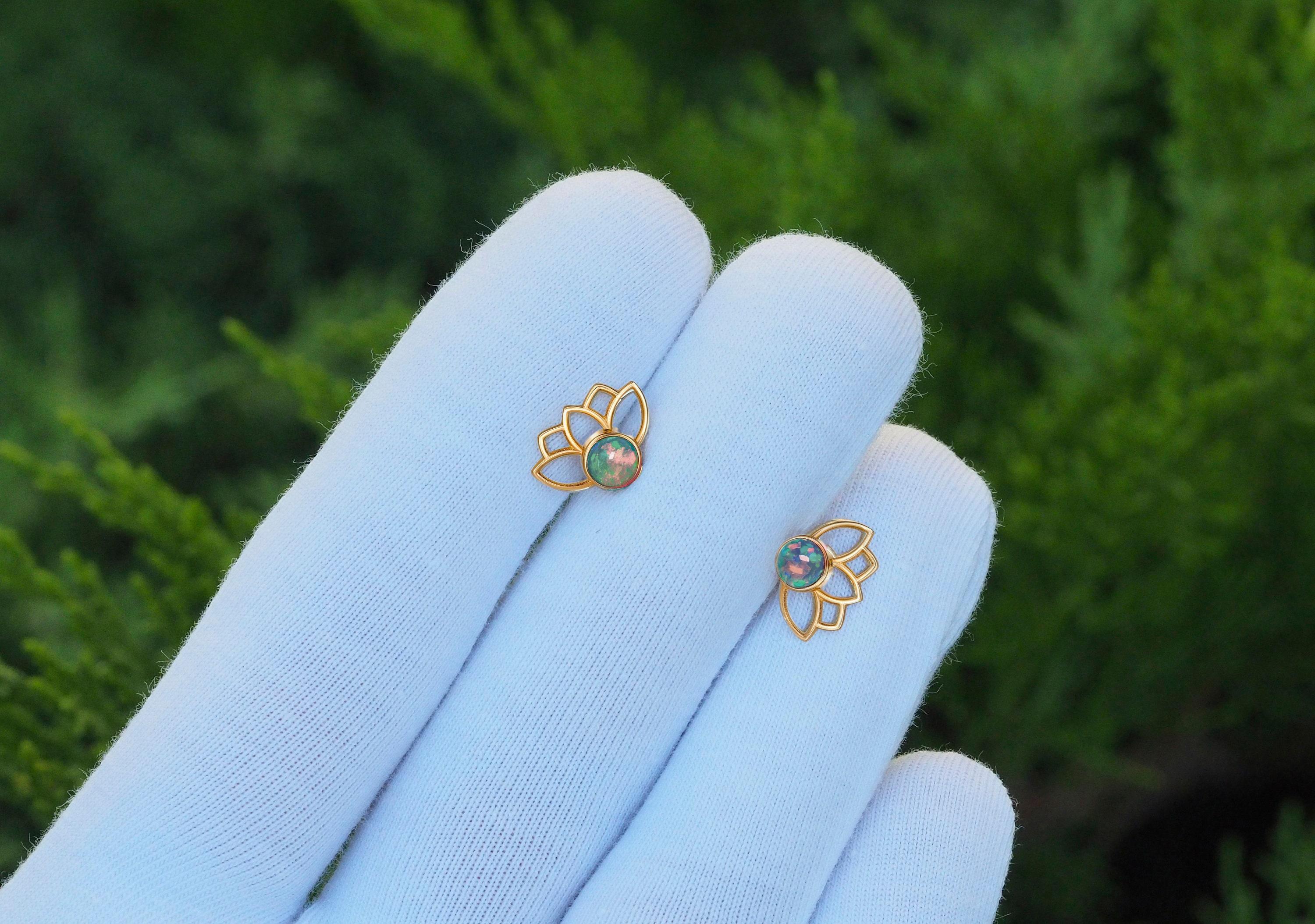 Cabochon Orecchini Lotus con opali in vendita