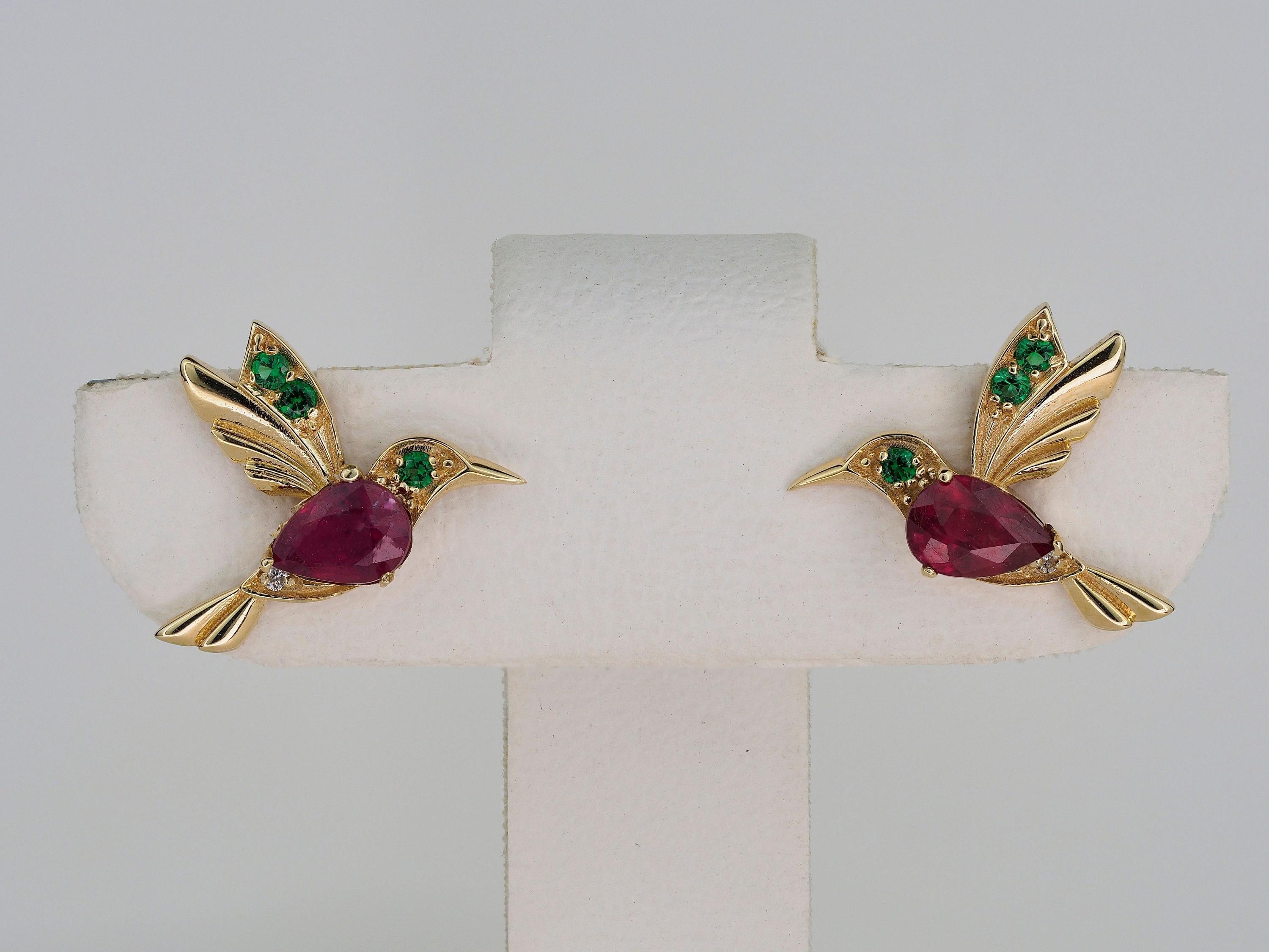 Orecchini colibrì in argento con rubini.

Metallo: argento 925
Peso: 2.2 g.
Dimensioni: 11,73 x 15,85 mm.

Pietre centrali: Rubini autentici
Taglio: a pera
Peso: circa 1 ct.
Colore: rosso
Limpidezza: Trasparente con inclusioni
Tsavoriti: taglio