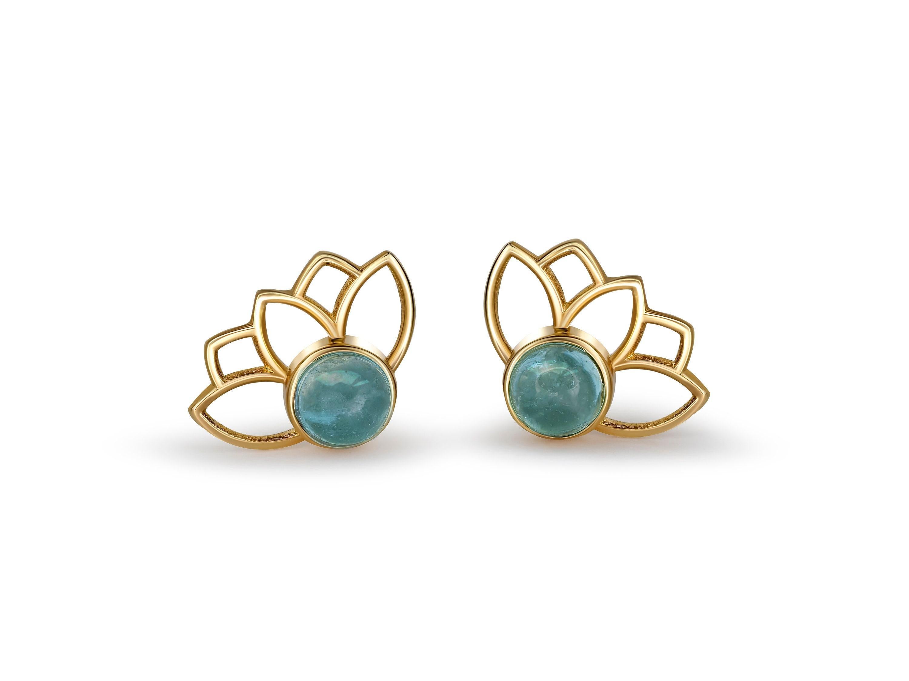 Boucles d'oreilles fleurs de lotus en argent 925.

Type de métal : Argent 925
Taille : 11,45 x 8,35 mm.
Poids : 1.2 g.

Serti d'aigues-marines véritables : poids - 0,45 ct x 2 = 0,90 ct au total.
Couleur bleu clair, coupe cabochon, clarté bonne -