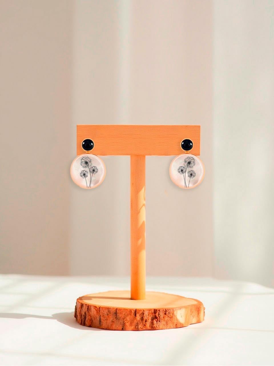 Perlmutt Muschel Ohrstecker mit schwarzem Onyx und Löwenzahn Blume schwarz und weiß Zeichnung. Handgefertigte Muschel-Ohrringe mit schwarzem Onyx. Strand-Hochzeits-Braut-Ohrstecker. Perlmutt-Ohrringe für den Strand. Ohrringe mit Muschelfarbe.