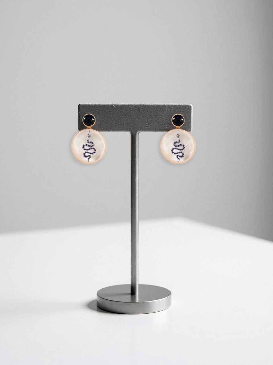 Schlangenohrringe in Schwarz und Weiß mit Onyx und Perlmutt (Moderne) im Angebot