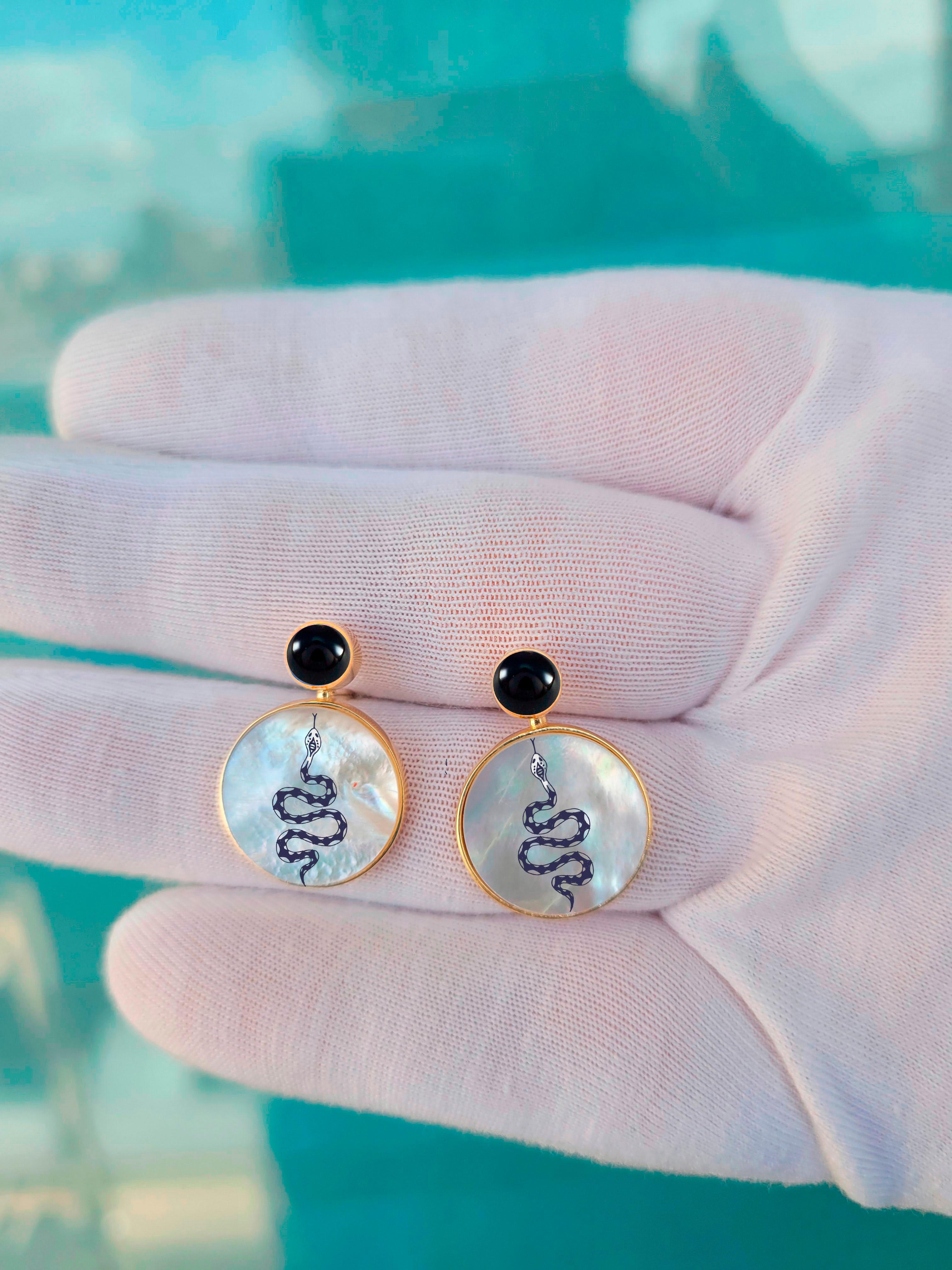 Schlangenohrringe in Schwarz und Weiß mit Onyx und Perlmutt im Zustand „Neu“ im Angebot in Istanbul, TR