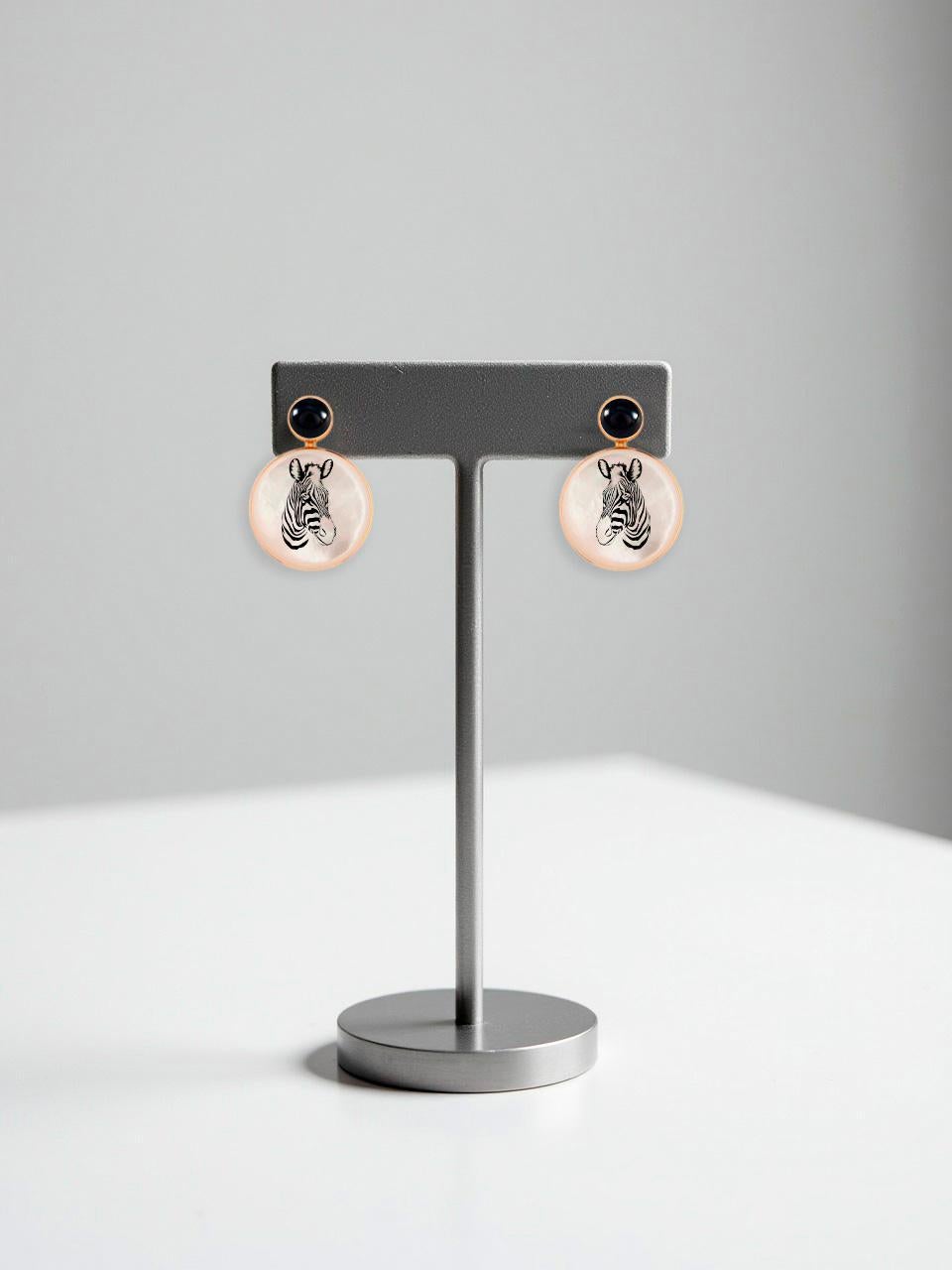 Perlmutt Muschel-Ohrstecker mit schwarzem Onyx und Zebrazeichnung. Handgefertigte Muschel-Ohrringe mit schwarzem Onyx. Strand-Hochzeits-Braut-Ohrstecker. Perlmutt-Ohrringe für den Strand. Ohrringe mit Muschelfarbe. Tragbare Kunst Ohrringe