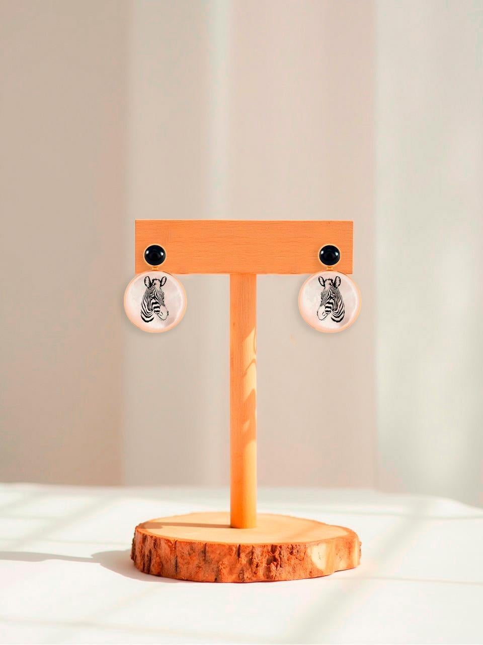 Zebra-Ohrringe mit schwarzem Onyx und Perlmutt (Moderne) im Angebot